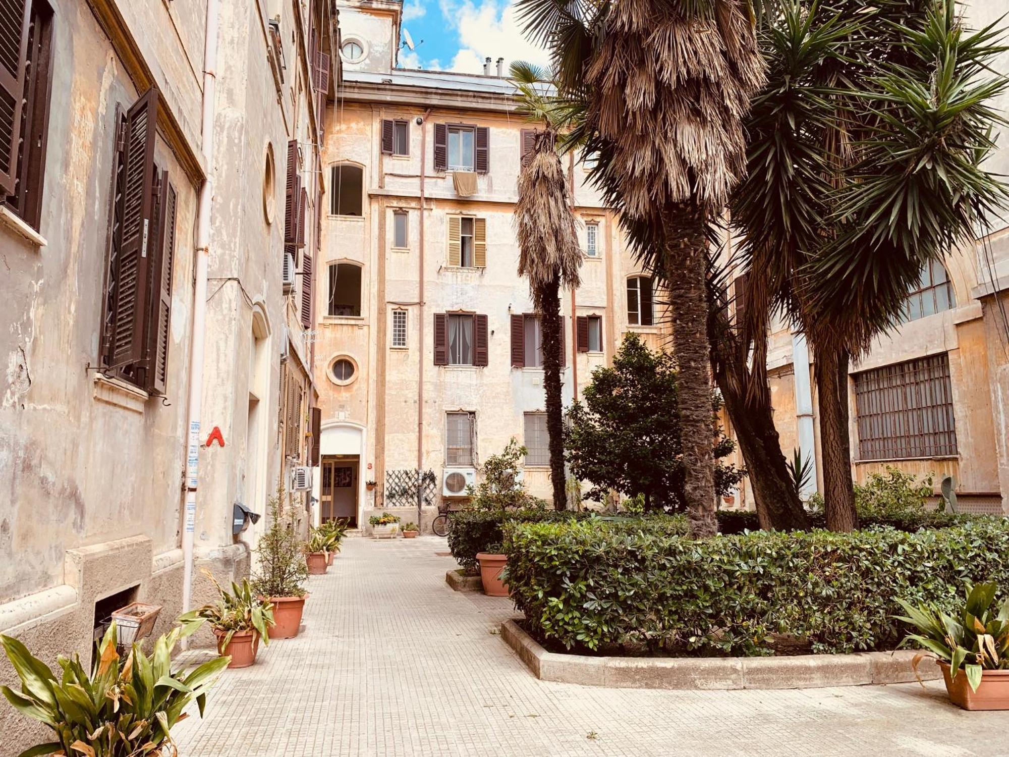 Cozy In Authentic Neighborhood Apartment Rome