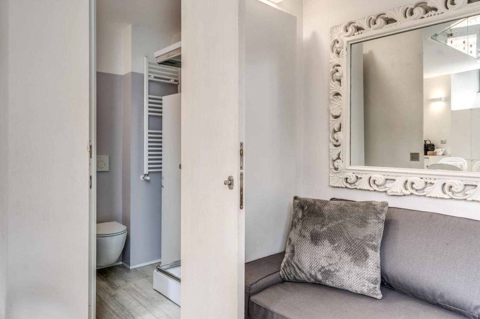 Elegant Flat In The Historic Near Colosseum! Rome