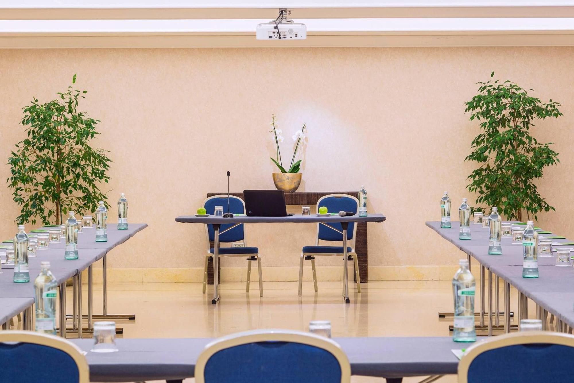 Courtyard By Marriott Park Rome