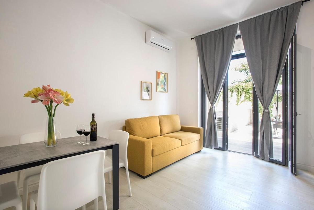 Urban Oasis With Patio For 5 Guests - Reserved Parking - Termini Rome