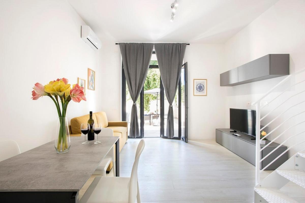 Urban Oasis With Patio For 5 Guests - Reserved Parking - Termini Apartment Rome