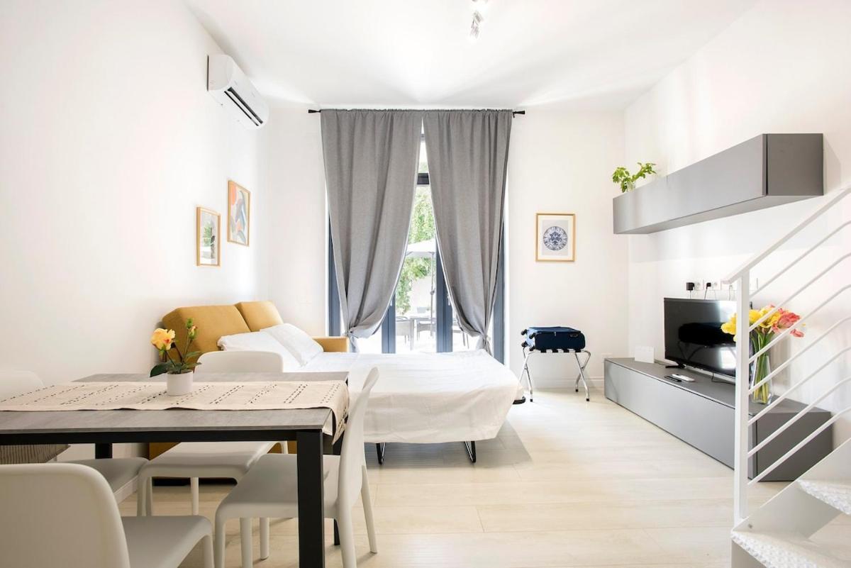 Urban Oasis With Patio For 5 Guests - Reserved Parking - Termini Apartment Rome
