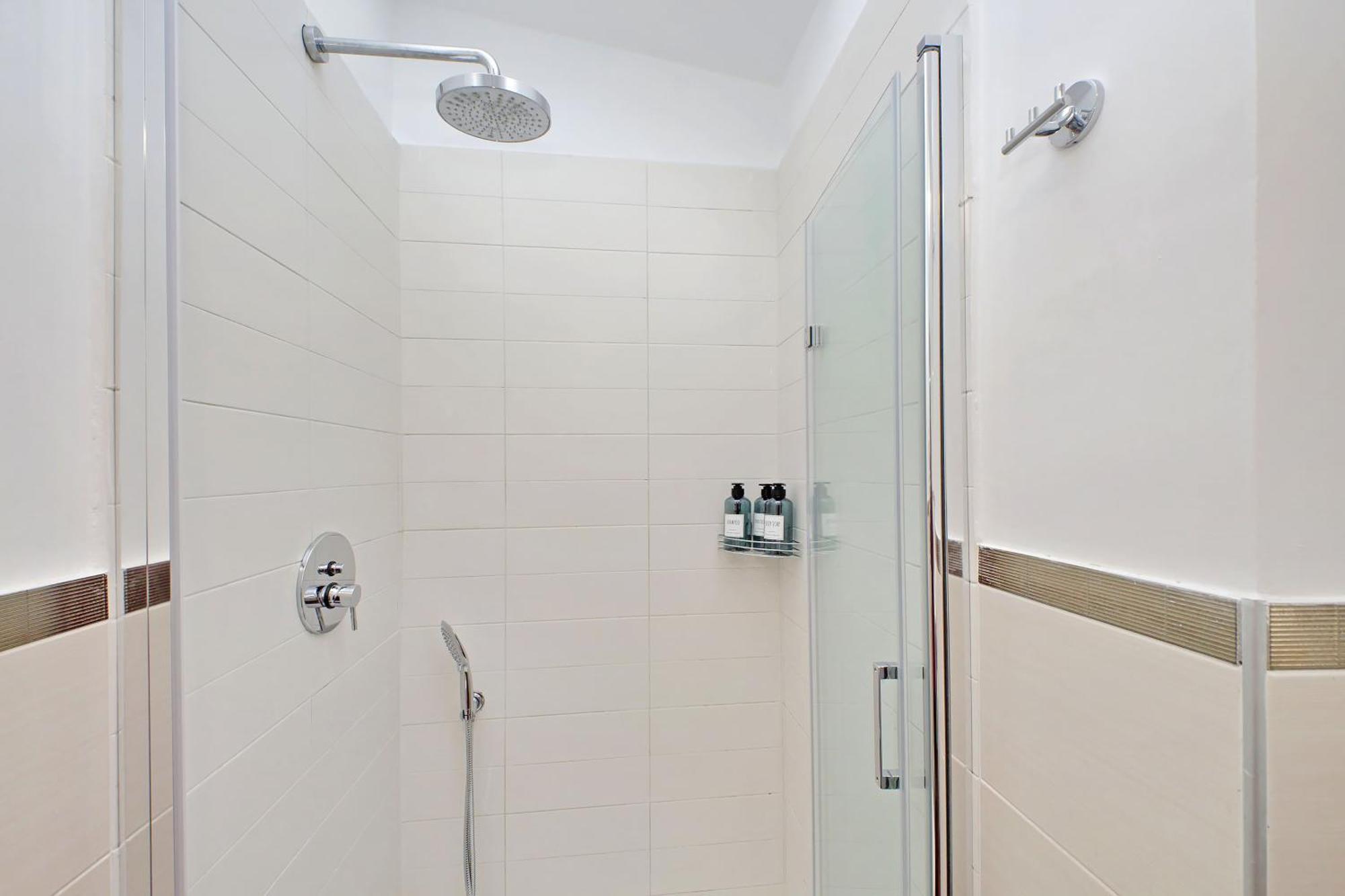 New With Terrace - 150m Metro A Apartment