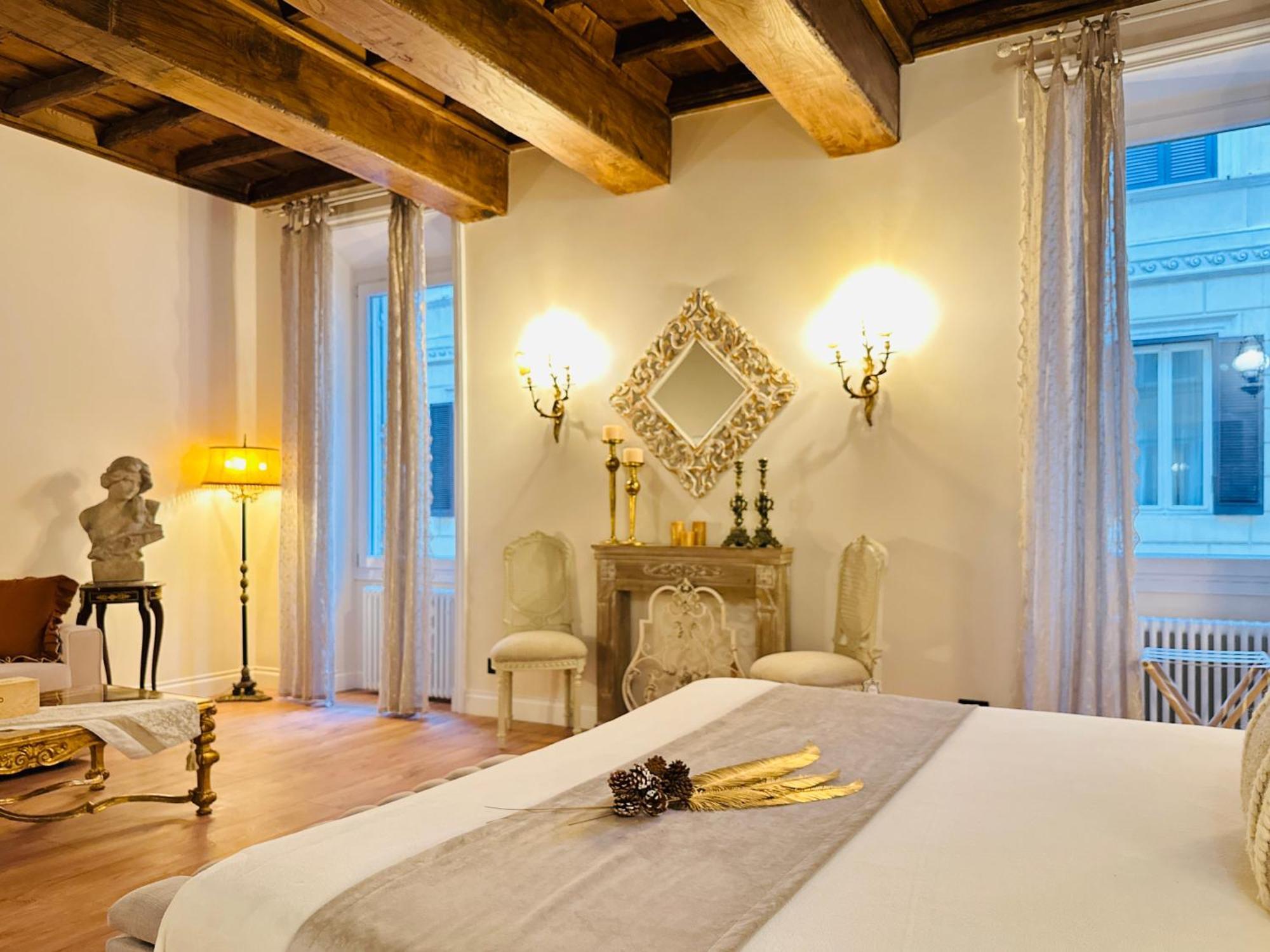 Trevi Fountain Elegant Apartment
