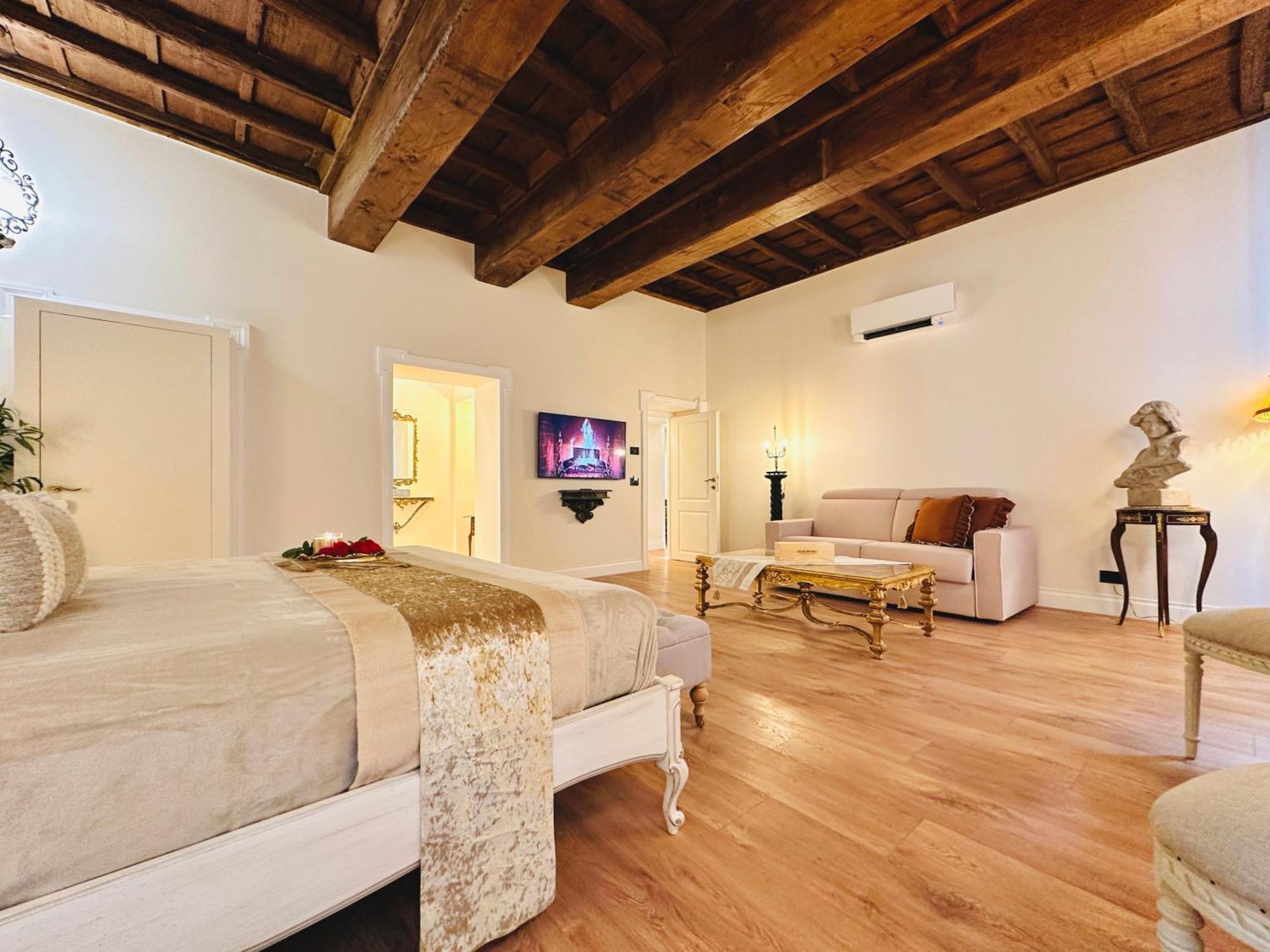 Trevi Fountain Elegant Apartment