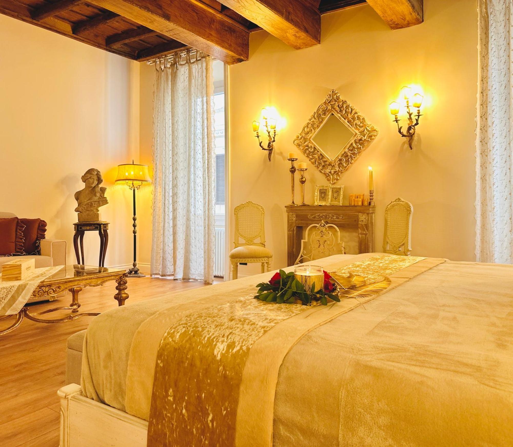 Trevi Fountain Elegant Apartment