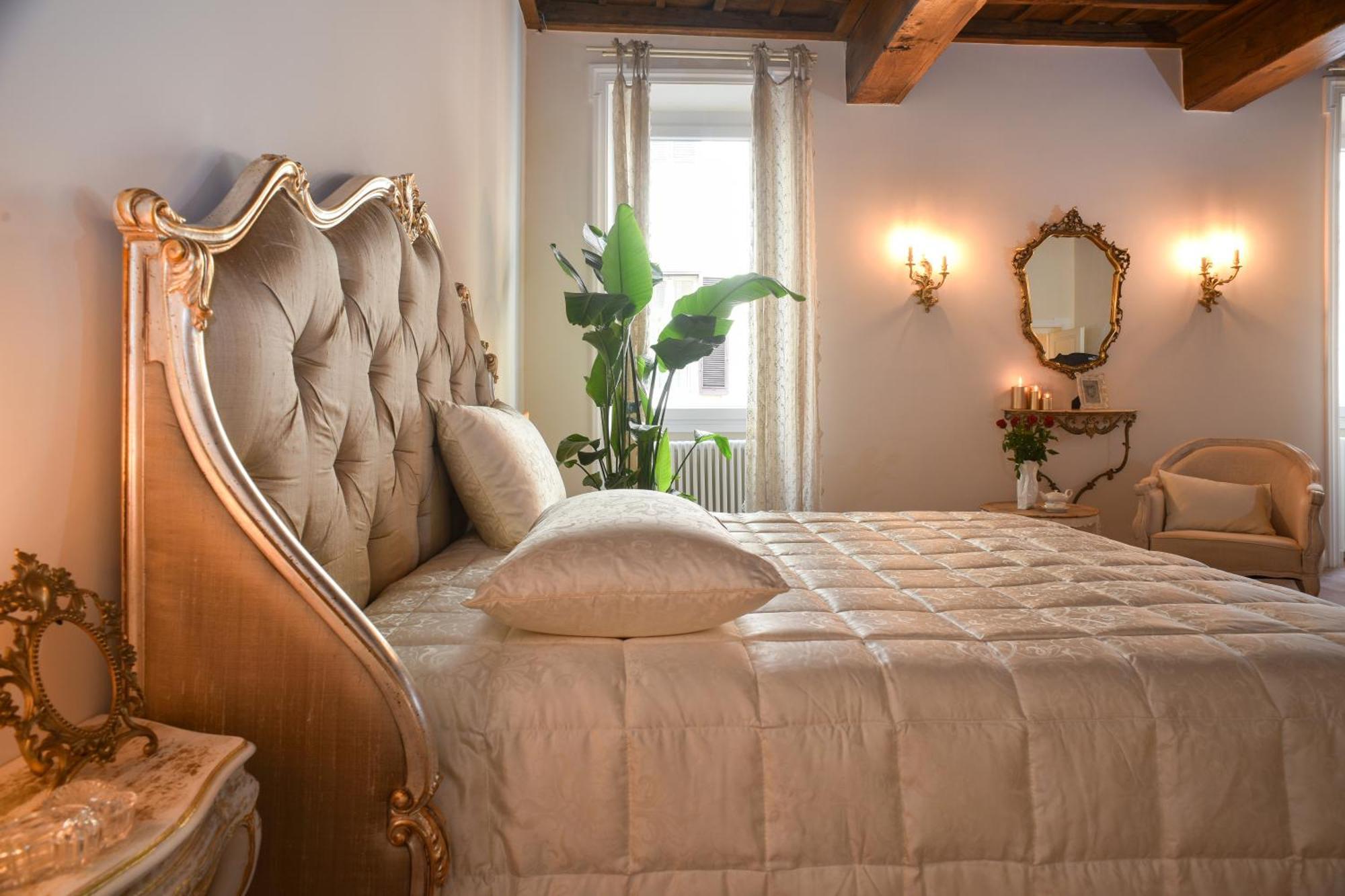 Trevi Fountain Elegant Apartment