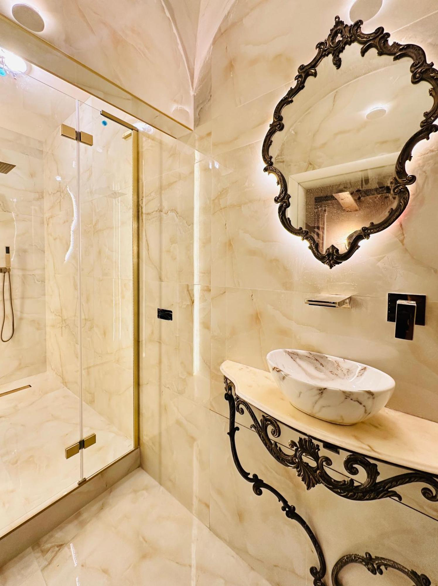 Trevi Fountain Elegant Apartment