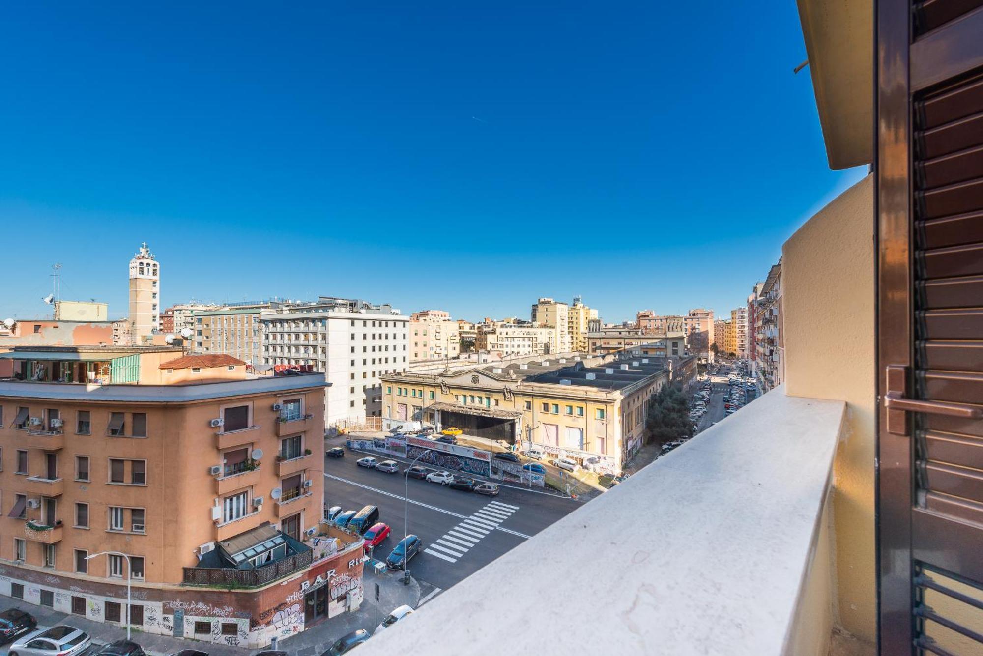 Apartment In Tuscolana Train Station & Metro A