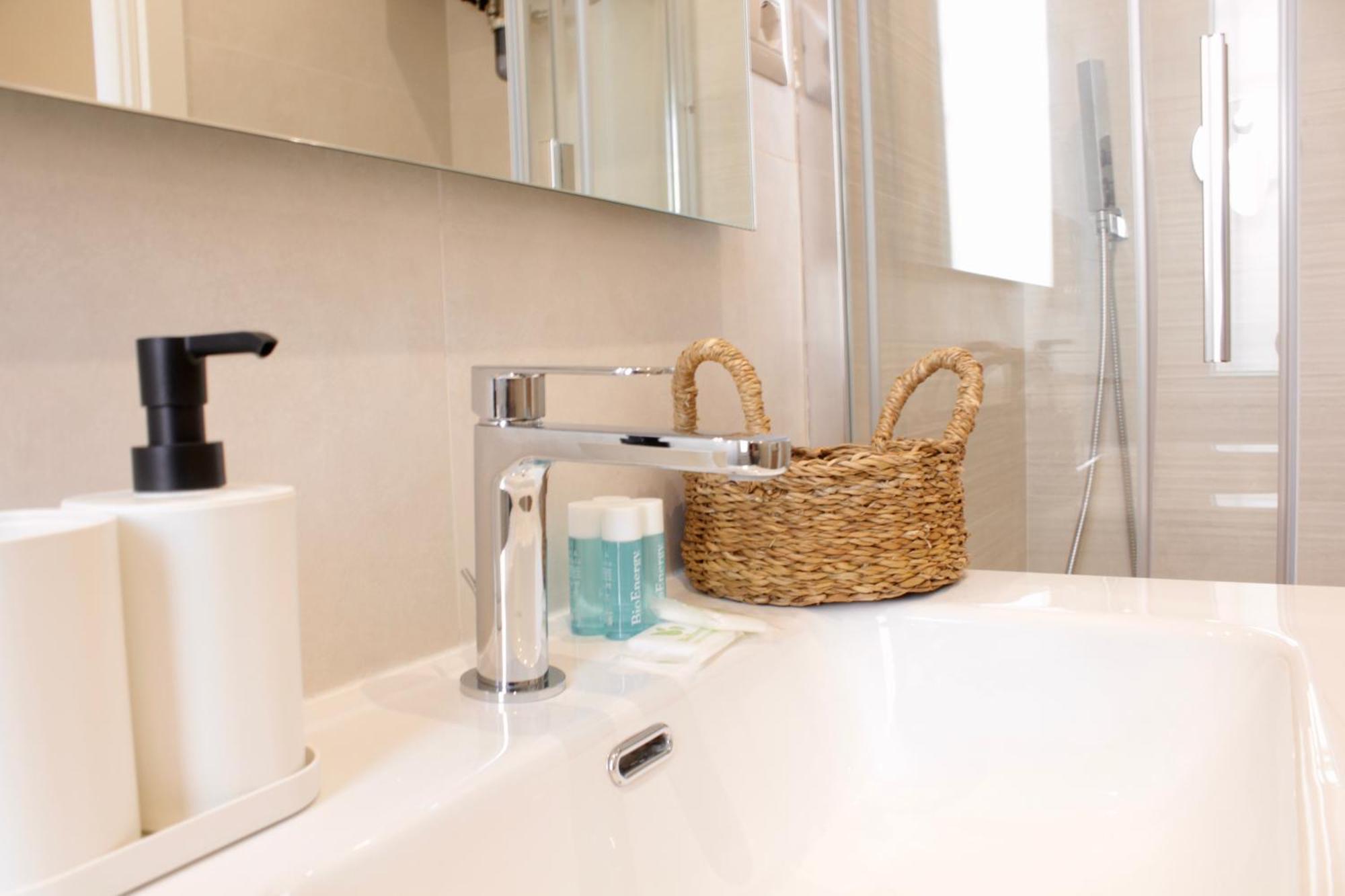 Hc - Miriam's Brand New In Vatican Apartment