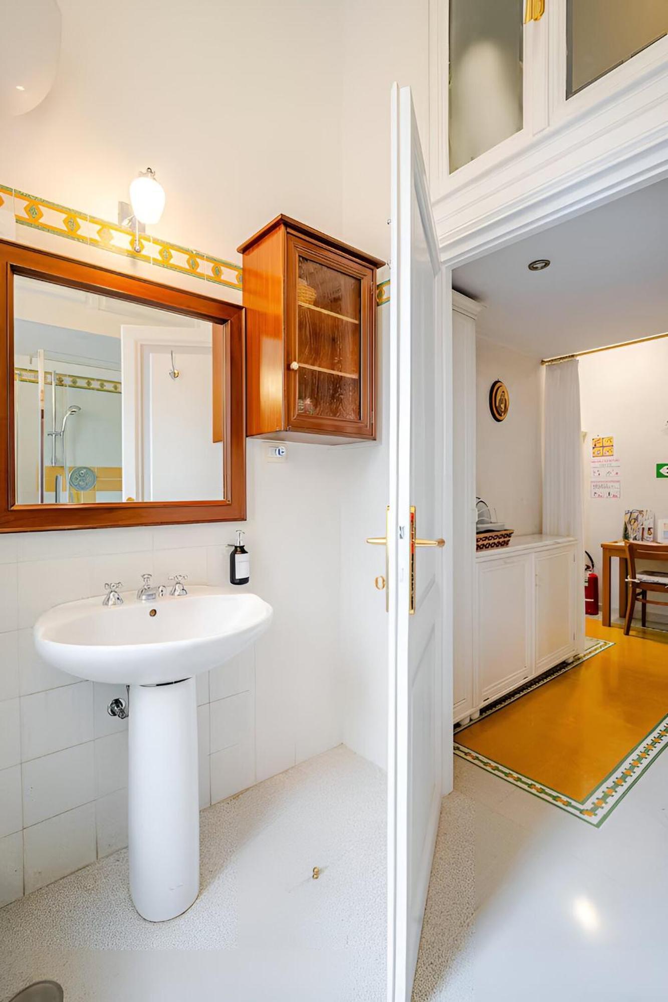 S.pietro Elvira's Retro Apartment