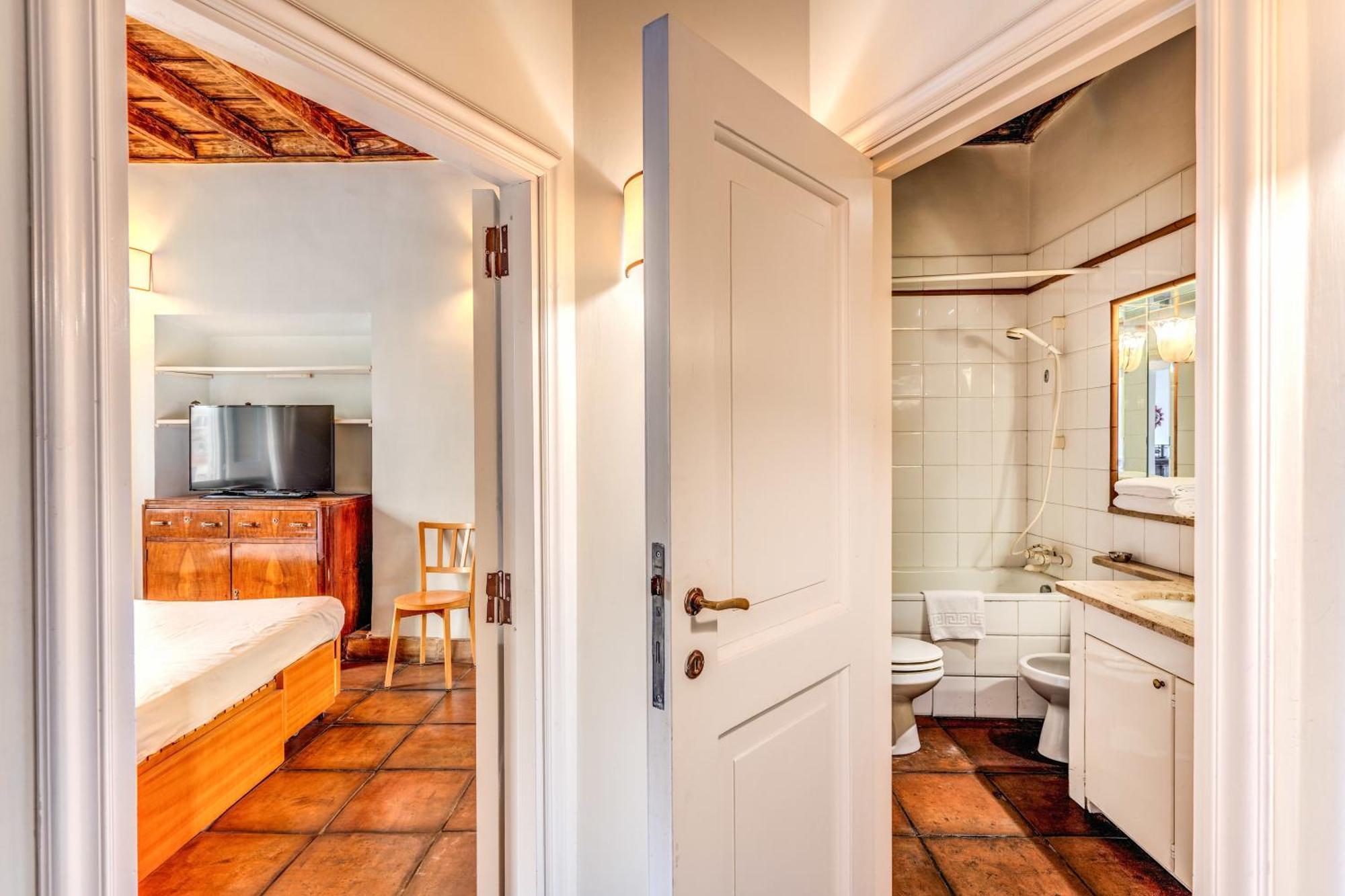 Flat With Lovely Views Near Piazza Navona * Rome