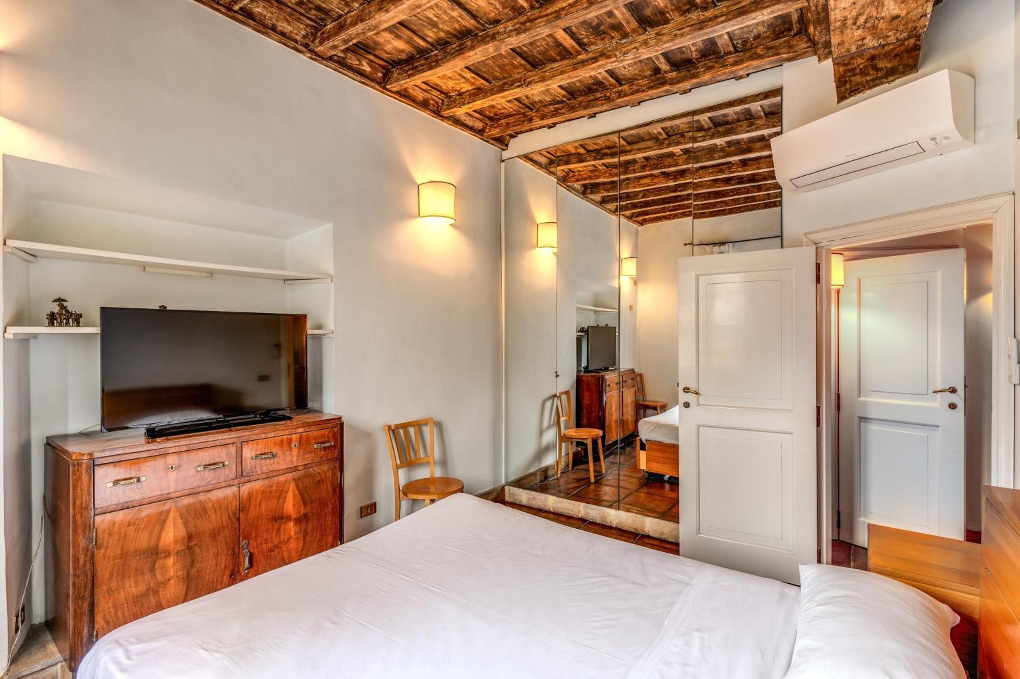 Flat With Lovely Views Near Piazza Navona Apartment *