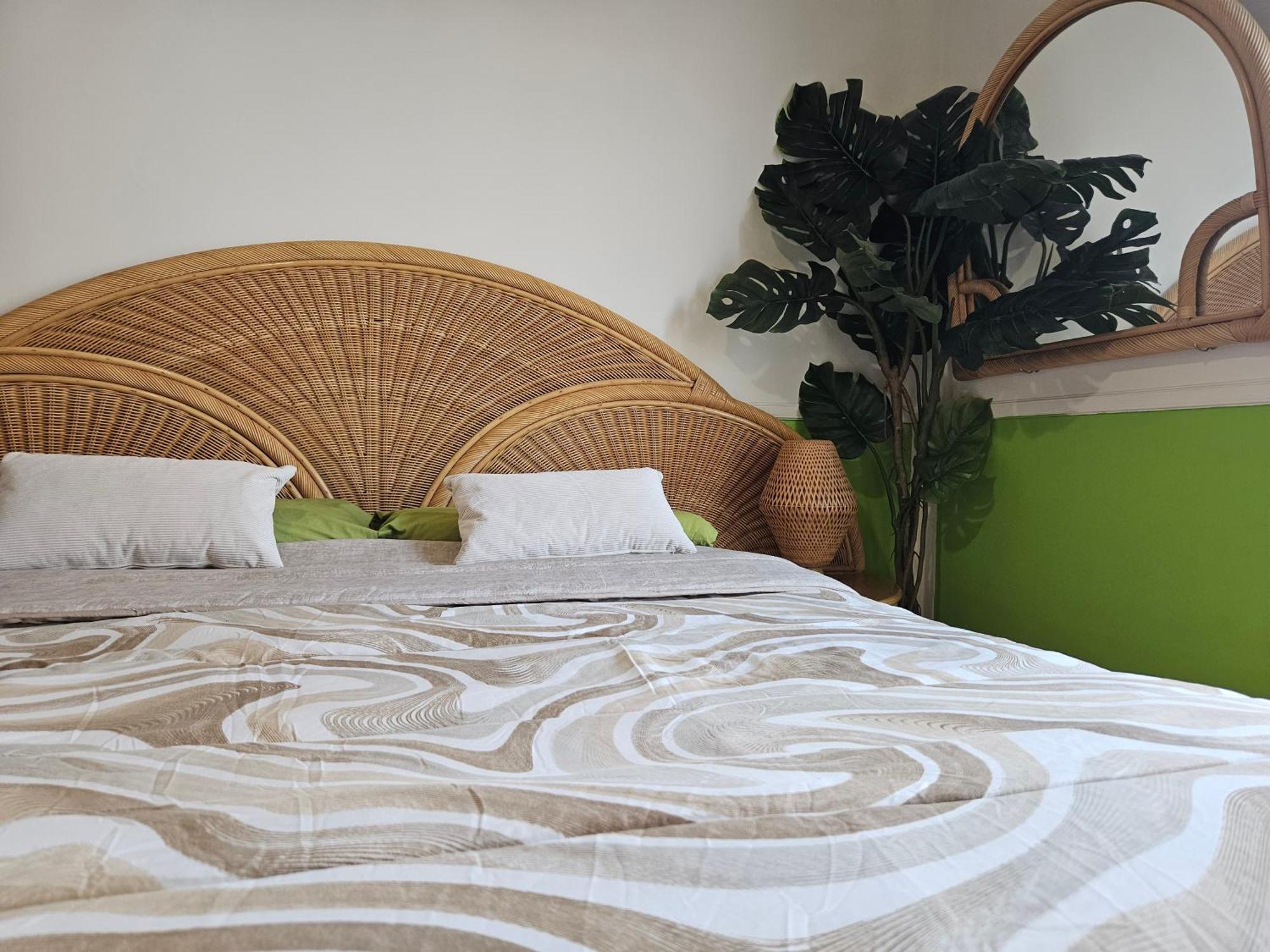 12 V Itali Guest house