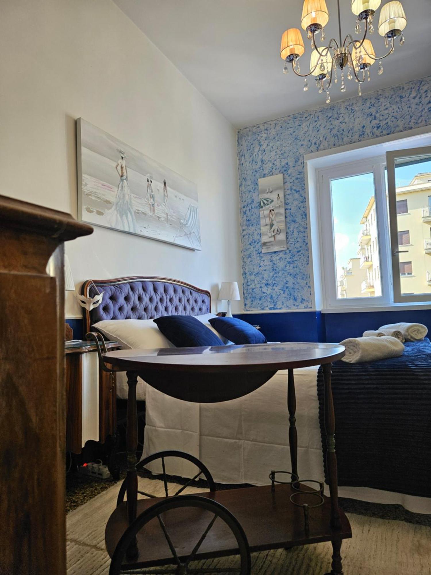 12 V Itali Guest house