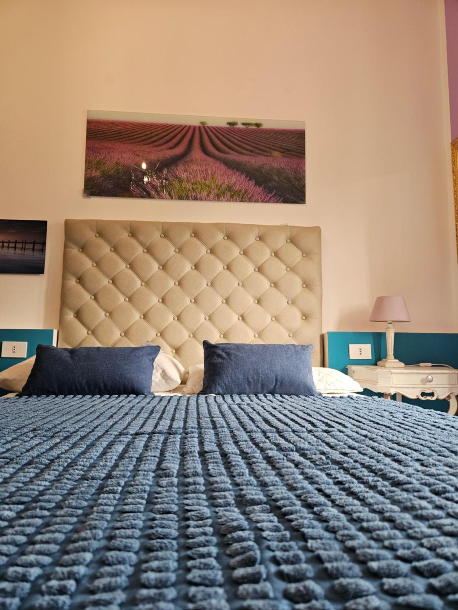 12 V Itali Guest house