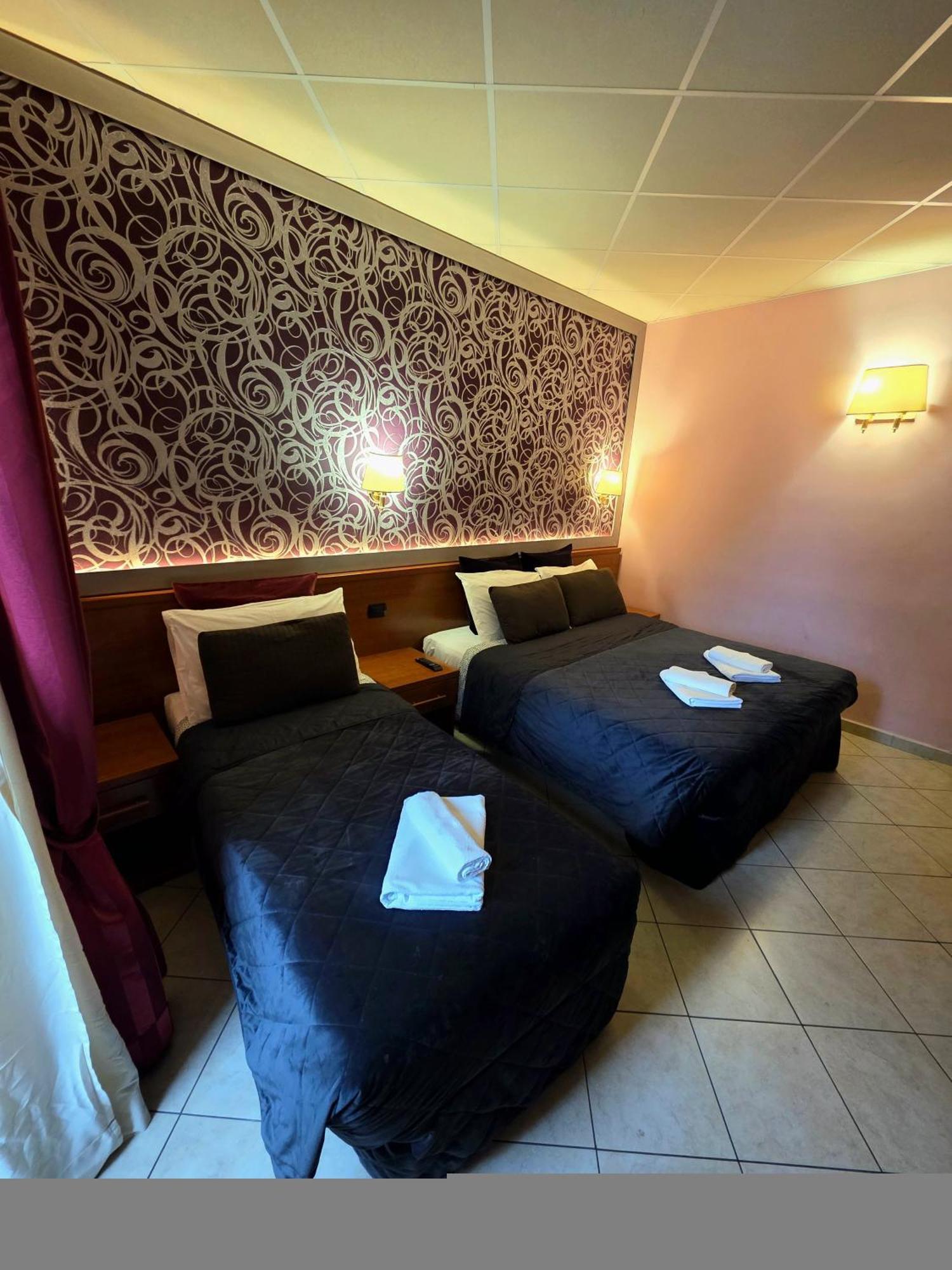 Bed & Breakfast In Vale&hillary Colosseo Rome