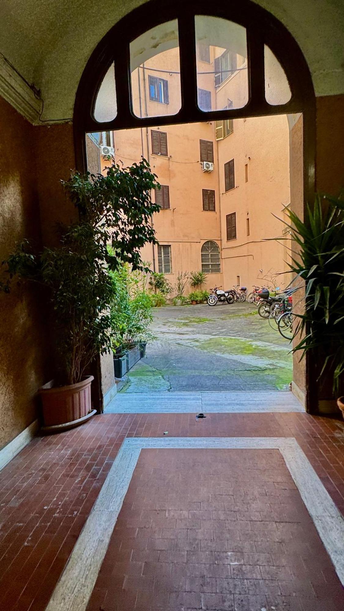 Vlad House, Close The Colosseum Apartment *