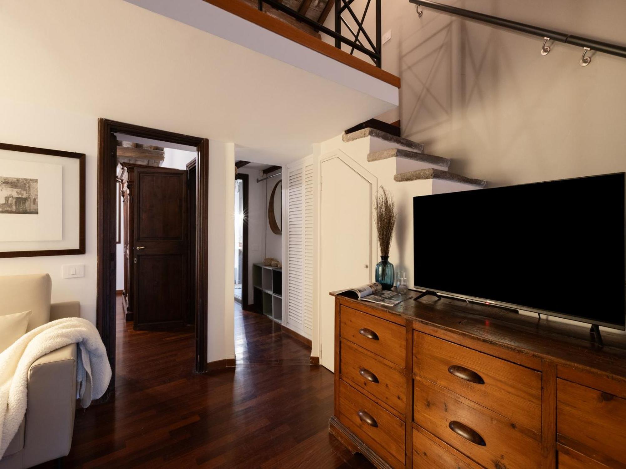 The Rent - Stylish In Trastevere District Apartment Rome
