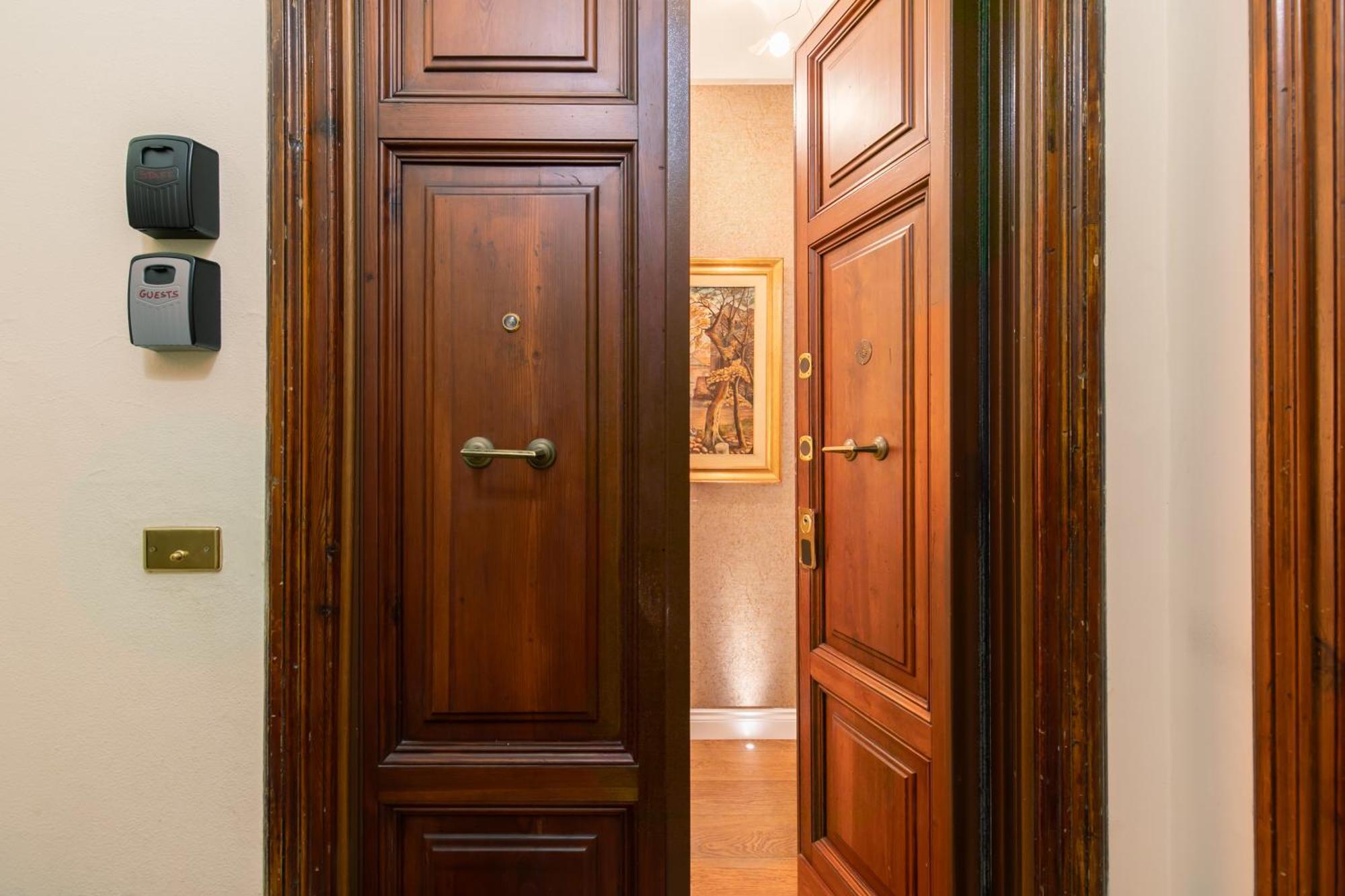 Dimora Luxe Colosseum With Jacuzzi Apartment
