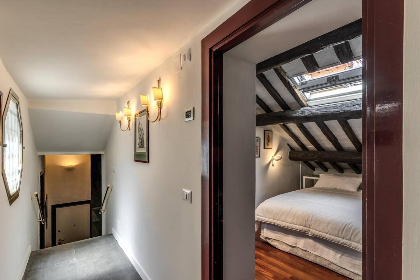Domus In Via Del Corso * Rome