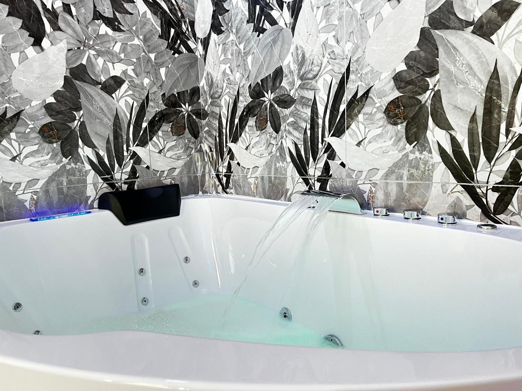 Ese Luxury - Elegant Jacuzzi Suite, Quiet&central *