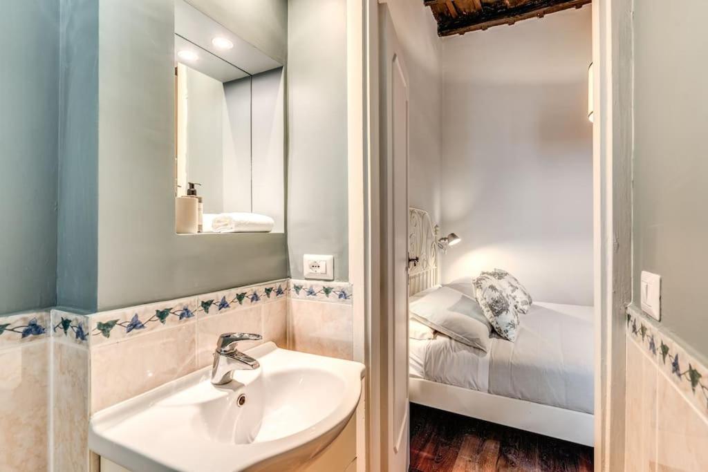 Apartment Vicolo Leopardo Trastevere Rome