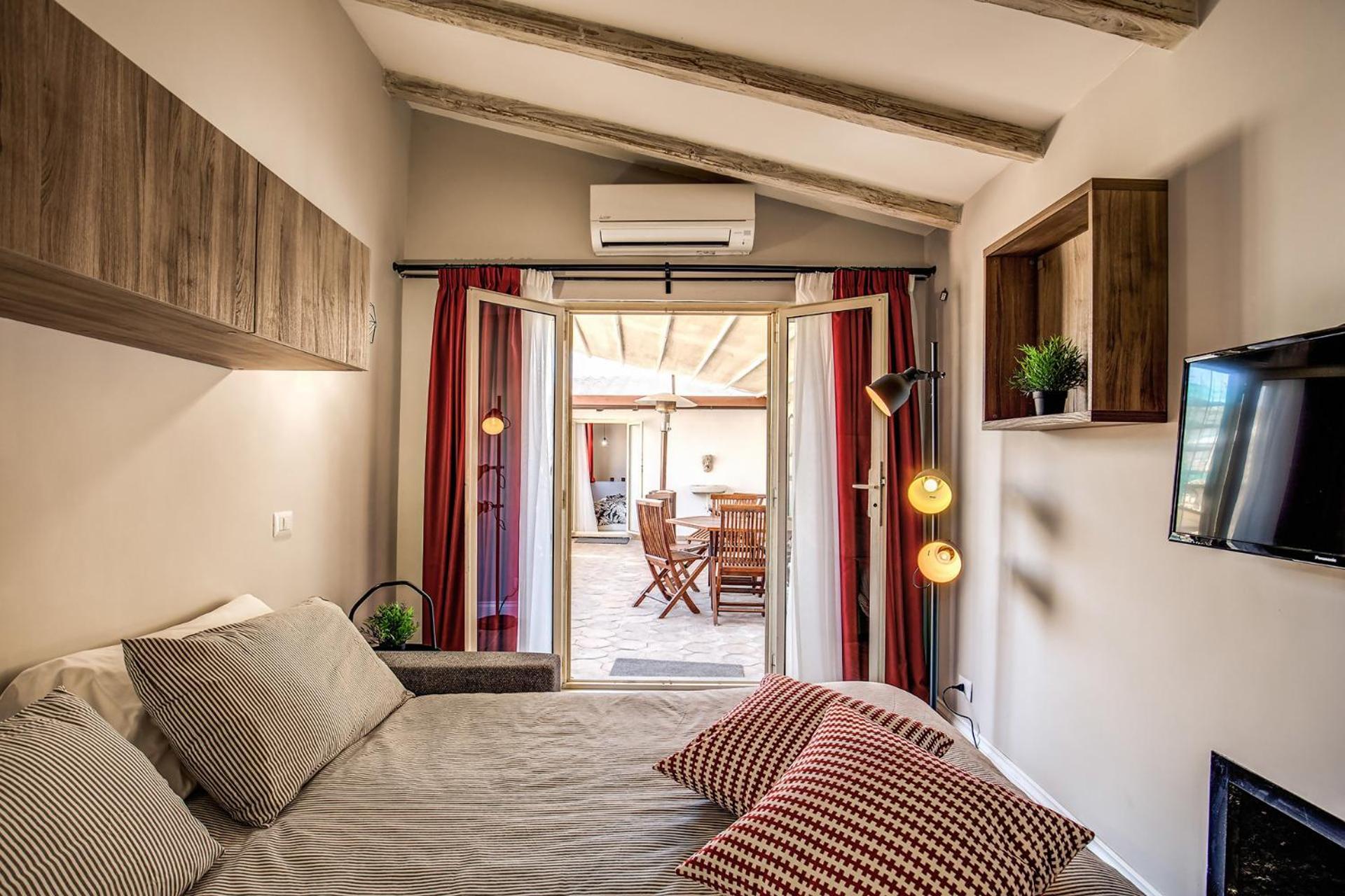 Attic With Terrace By Trevi Fountain *