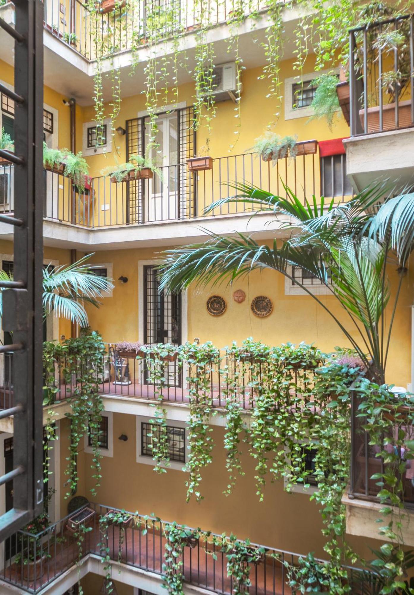 Colosseum Monti Large Flat Apartment Rome