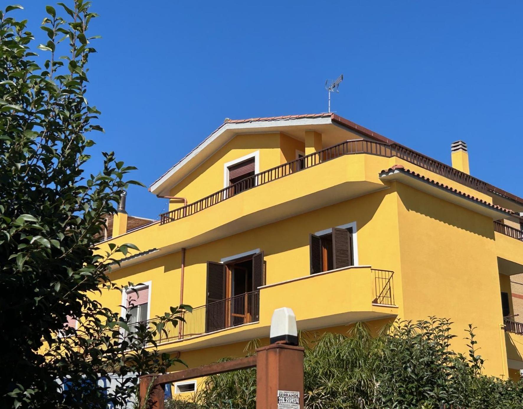 Appartamento Grande Su Due Livelli Con Terrazza