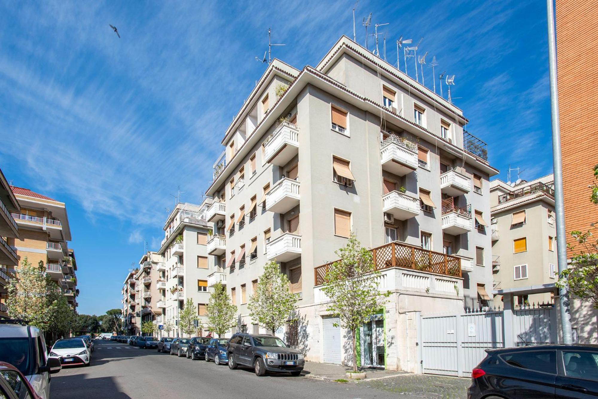 Carpegna Park By Cornelia Subway * Rome
