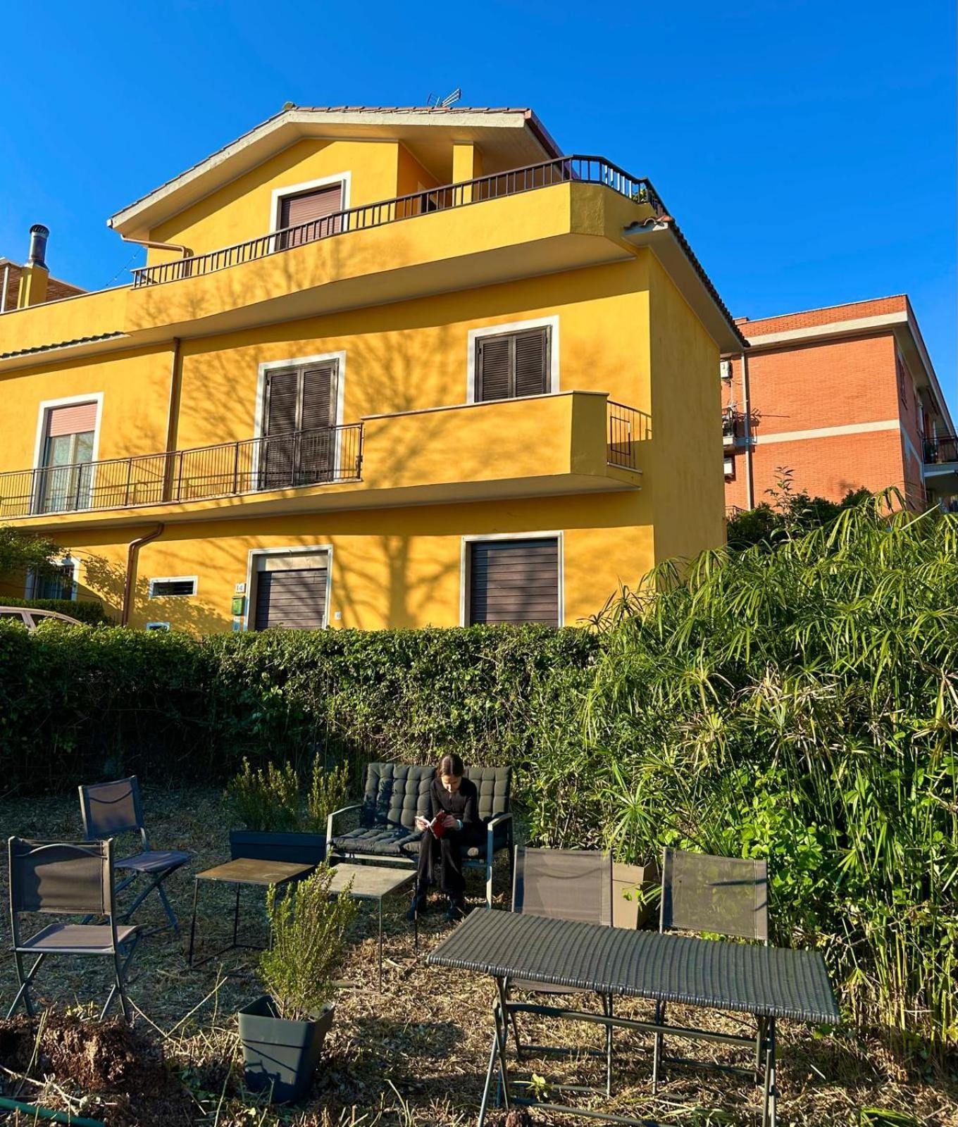 Appartamento Grande Su Due Livelli Con Terrazza Roma
