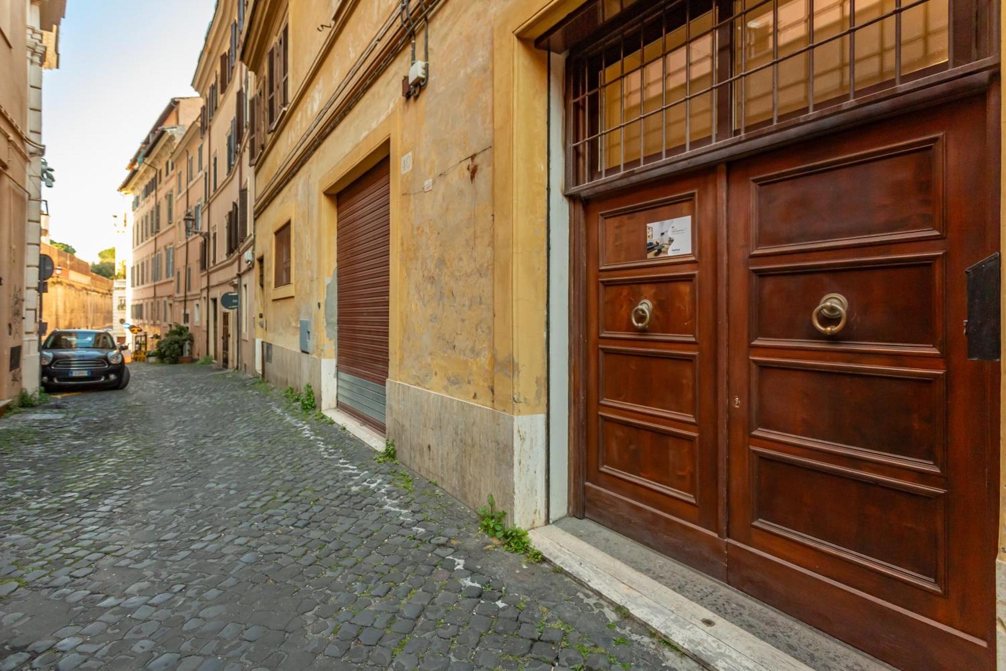 Apartment Entire Building With 4 Near The Colosseum Rome