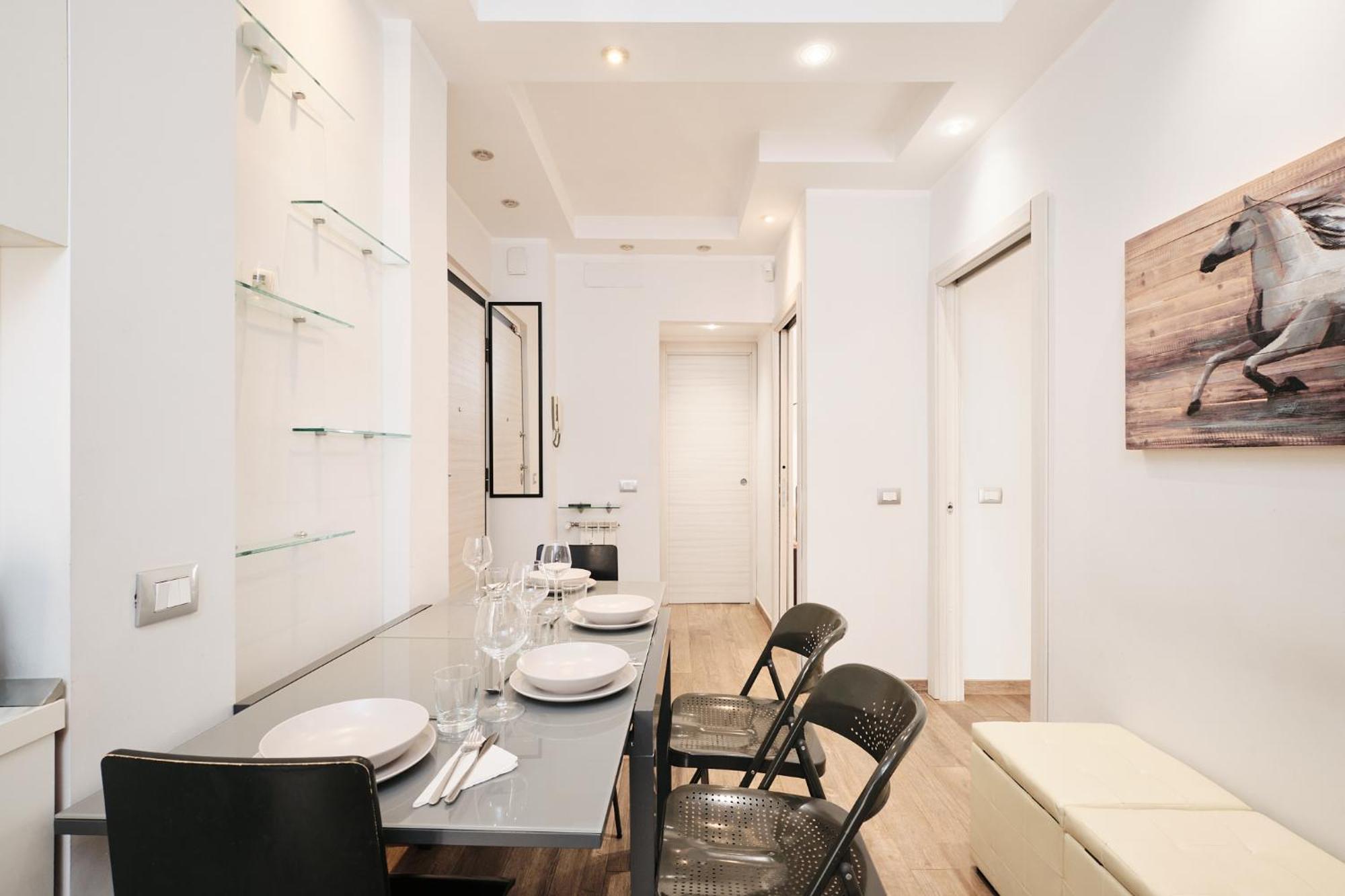A Few Minutes From The Colosseum - Free Wi-fi & Netflix Apartment Rome