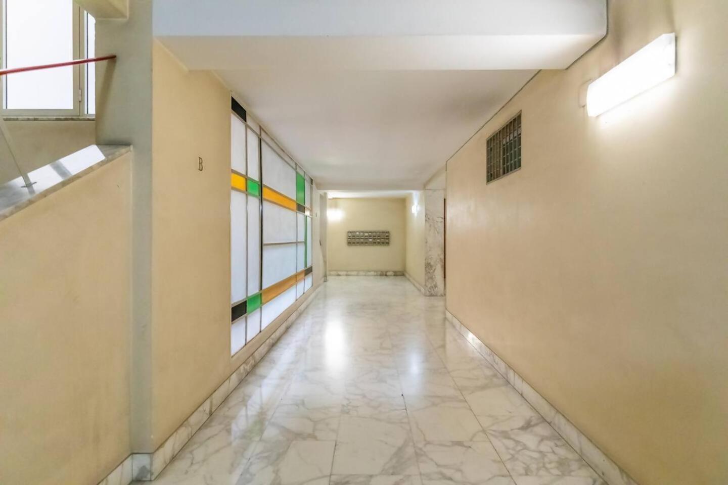Apartment Elegante E Luminoso Con Metro Vicina