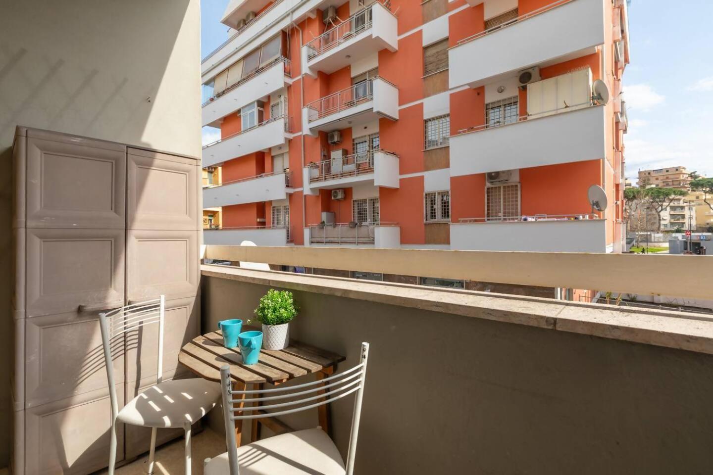 Apartment Elegante E Luminoso Con Metro Vicina