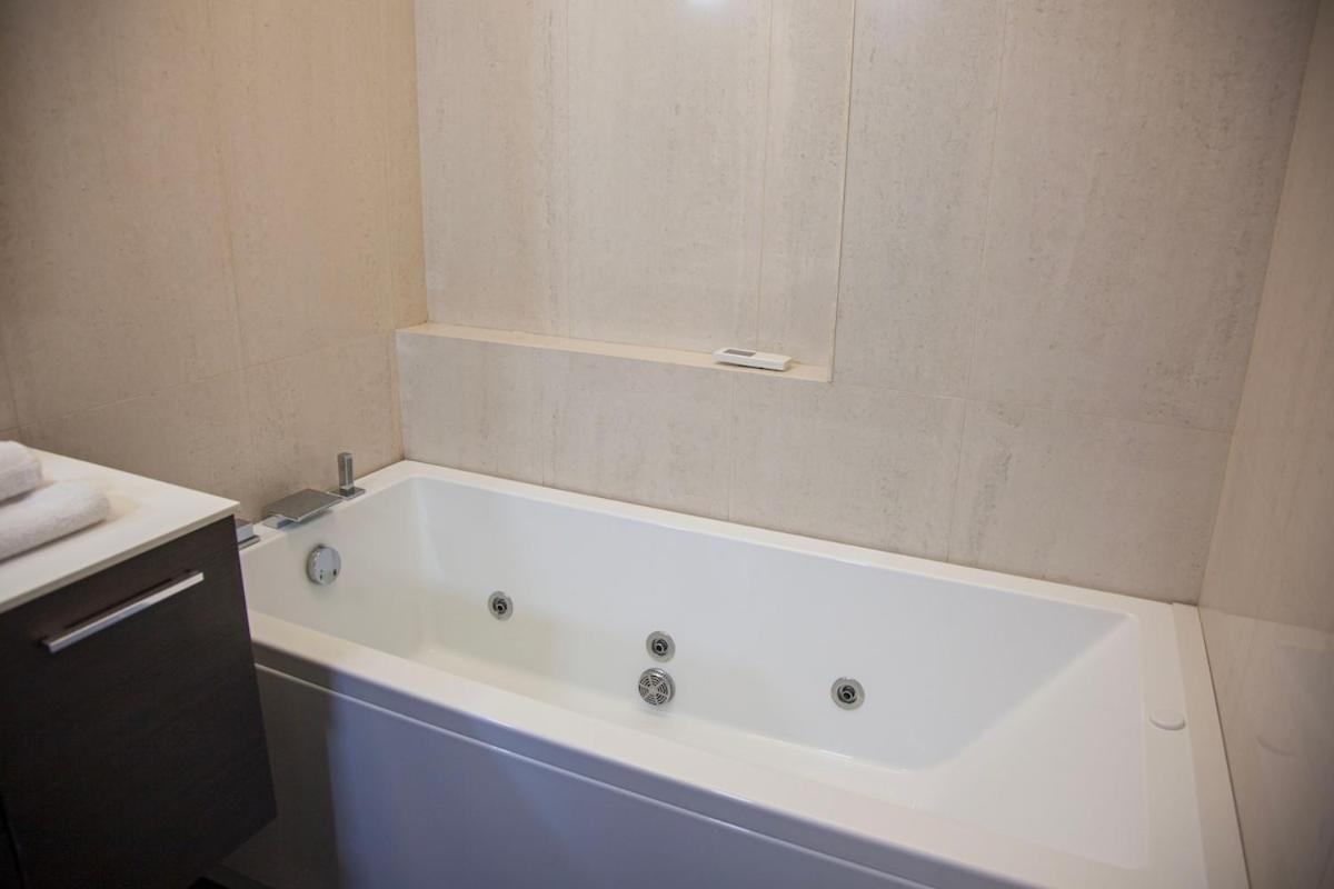 Luxury In Steps From Metro A Cornelia