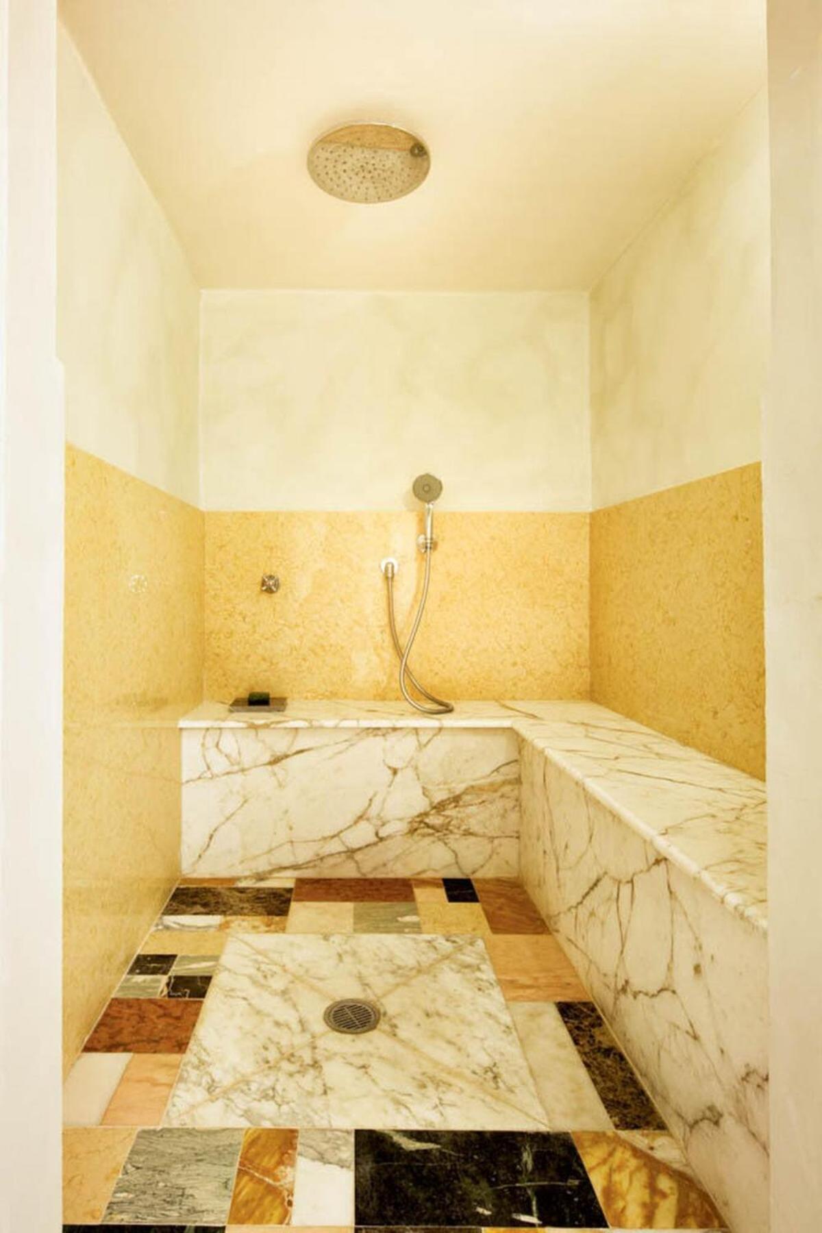 Ghetto Luxury Design Apartment