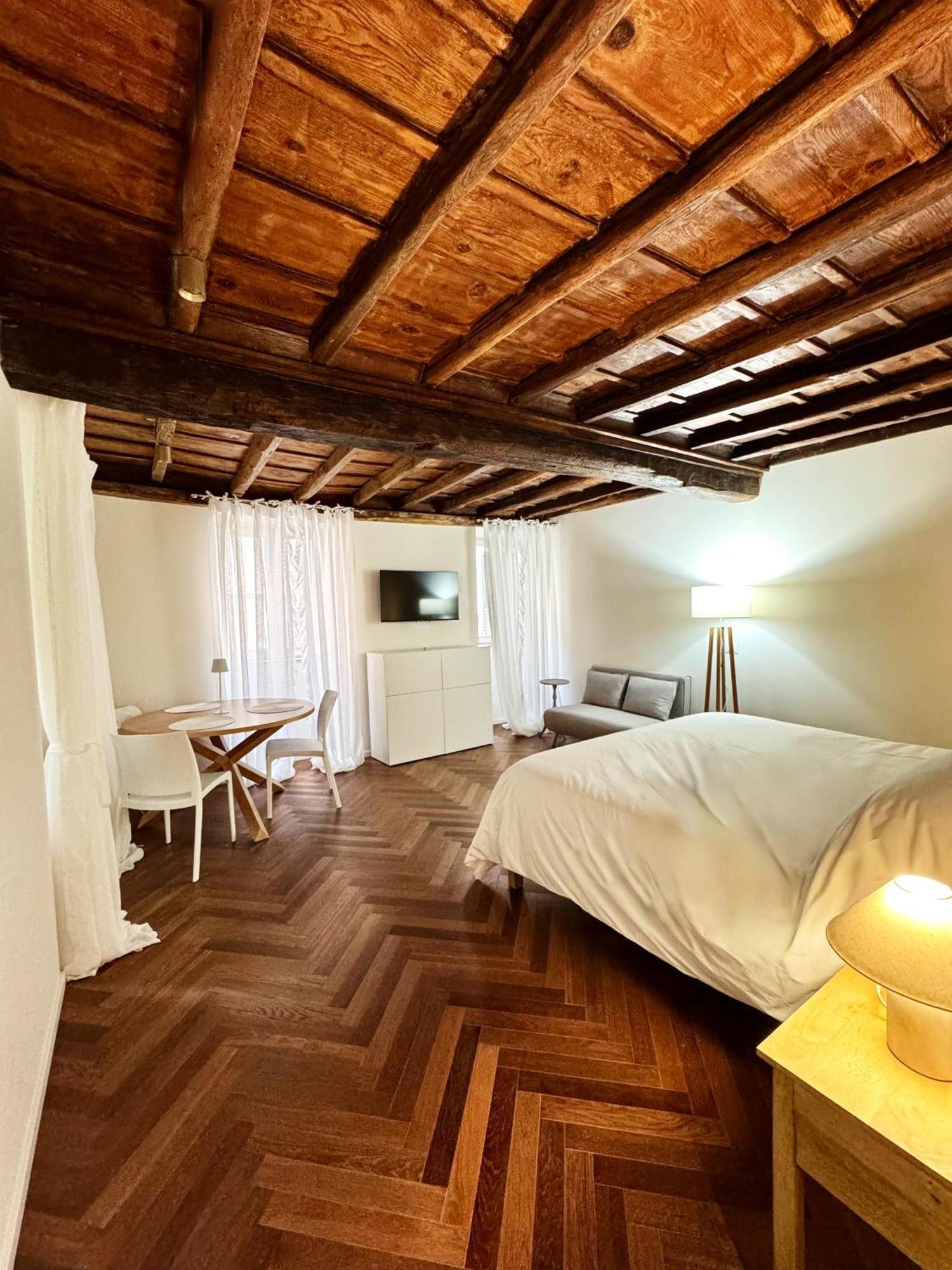 Navona Fox House 1 *