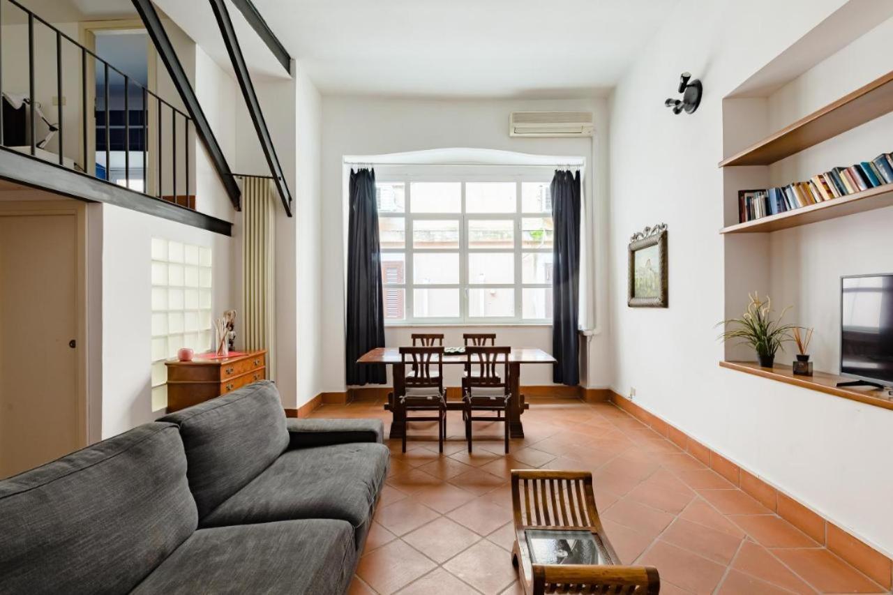 Trevi Fountain - Modern In 17th-century Palazzo Apartment *