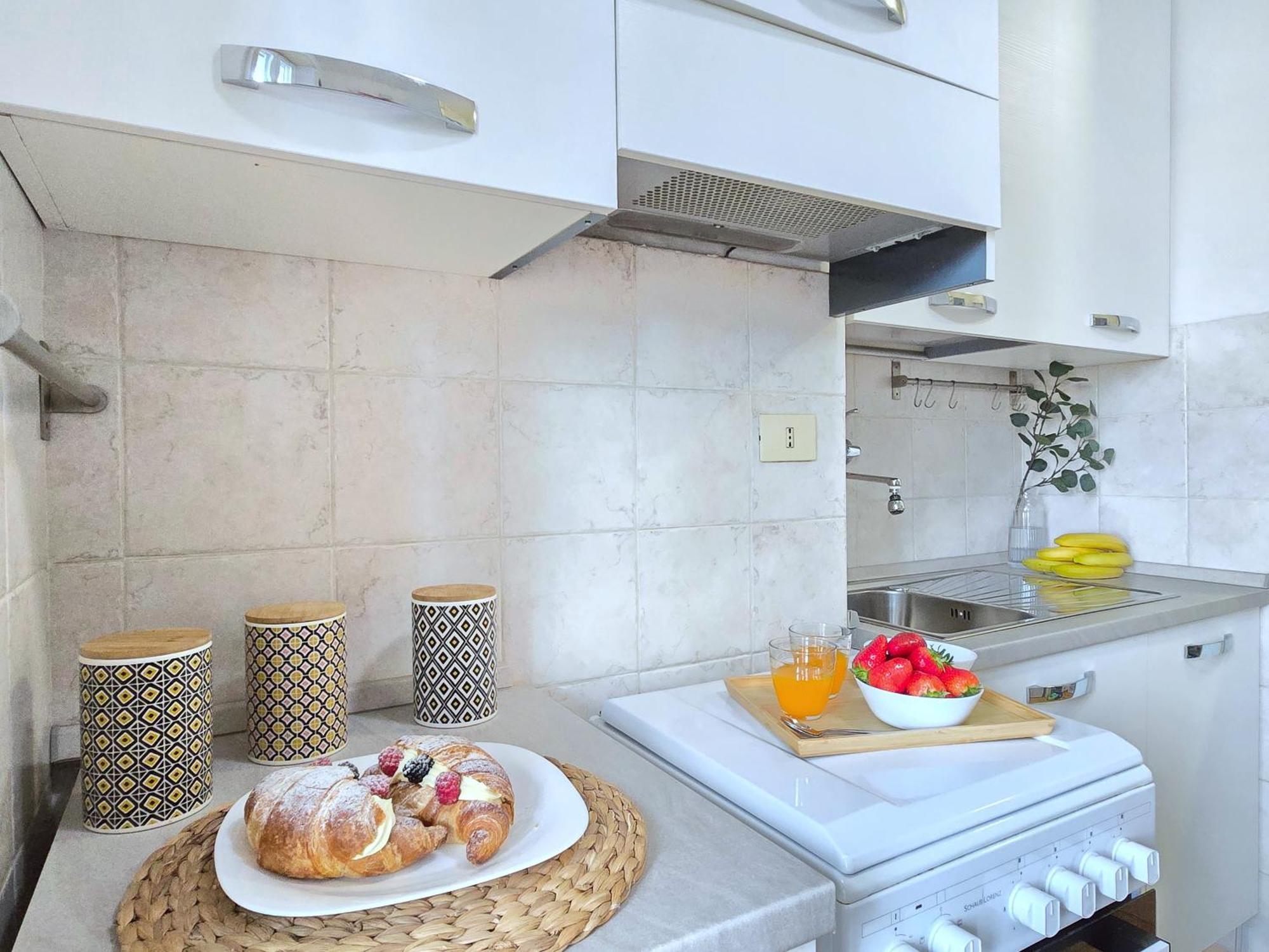 Romeway - Metro & Parking Apartment