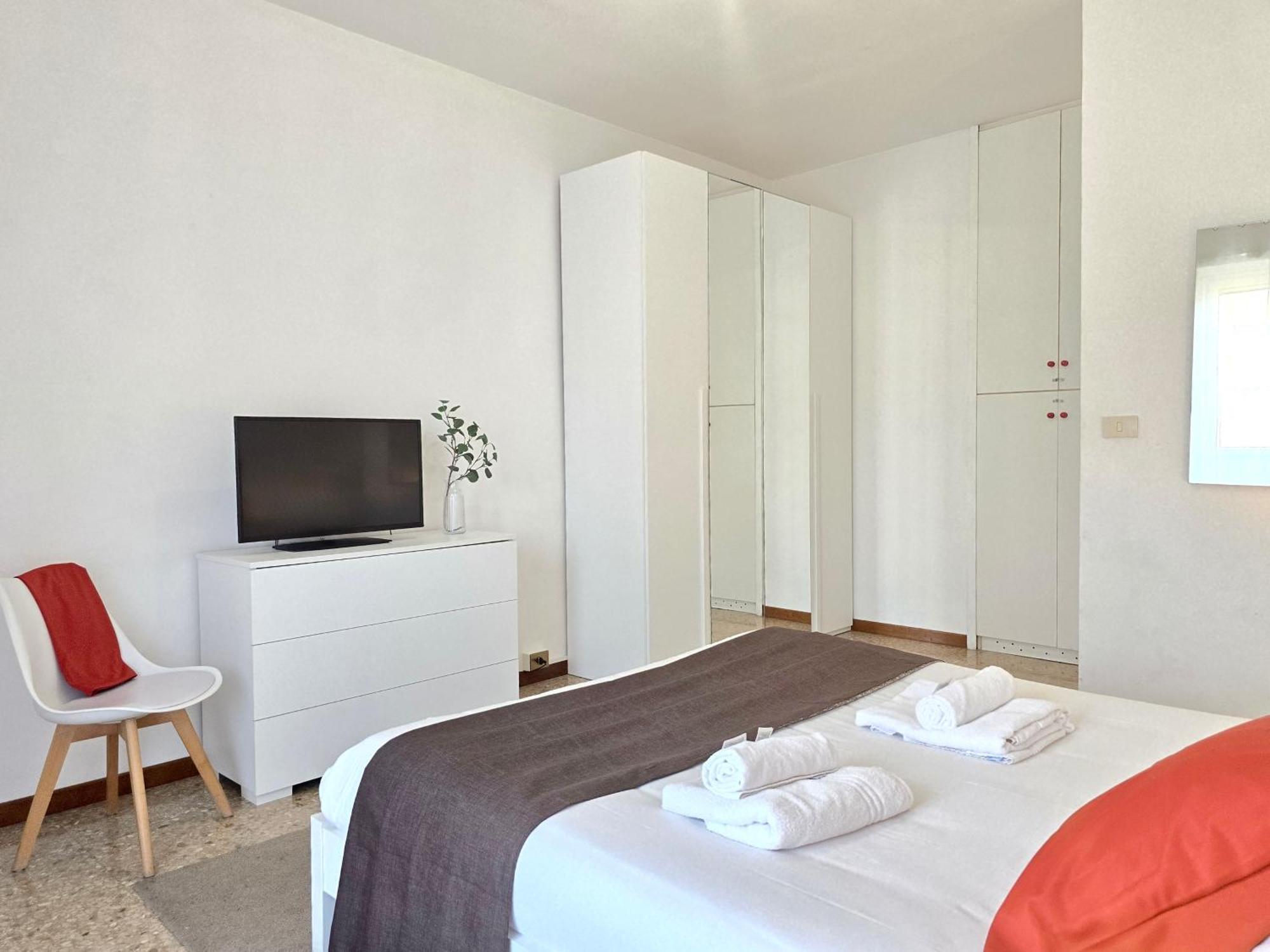 Romeway - Metro & Parking Apartment