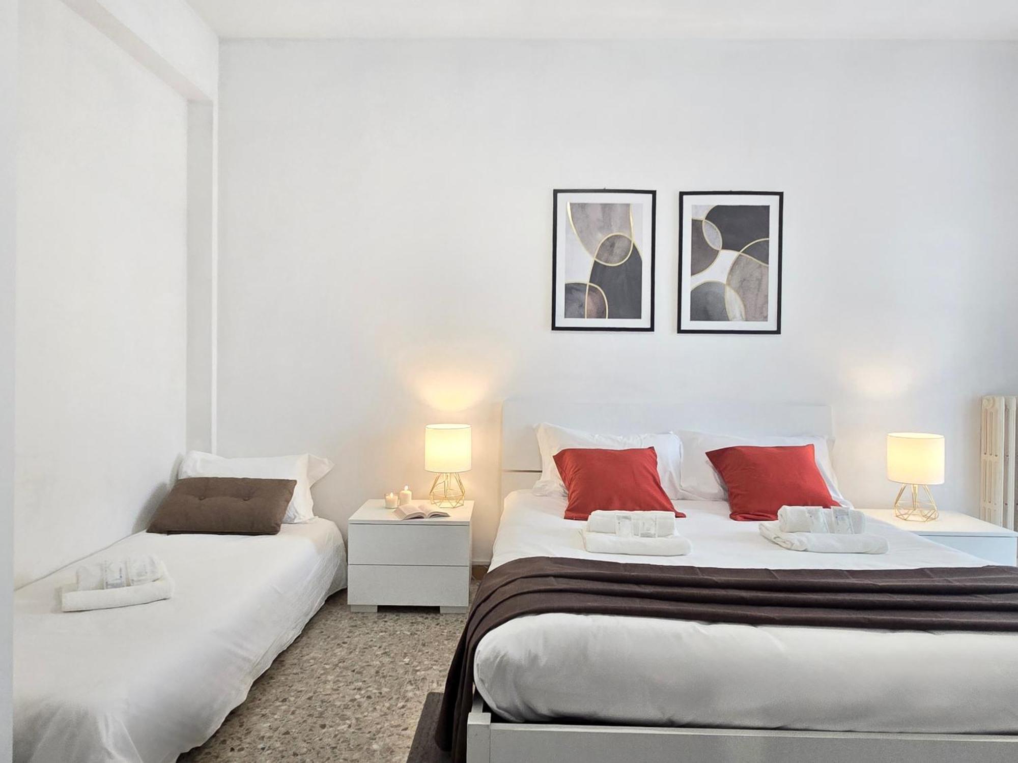 Romeway - Metro & Parking Apartment