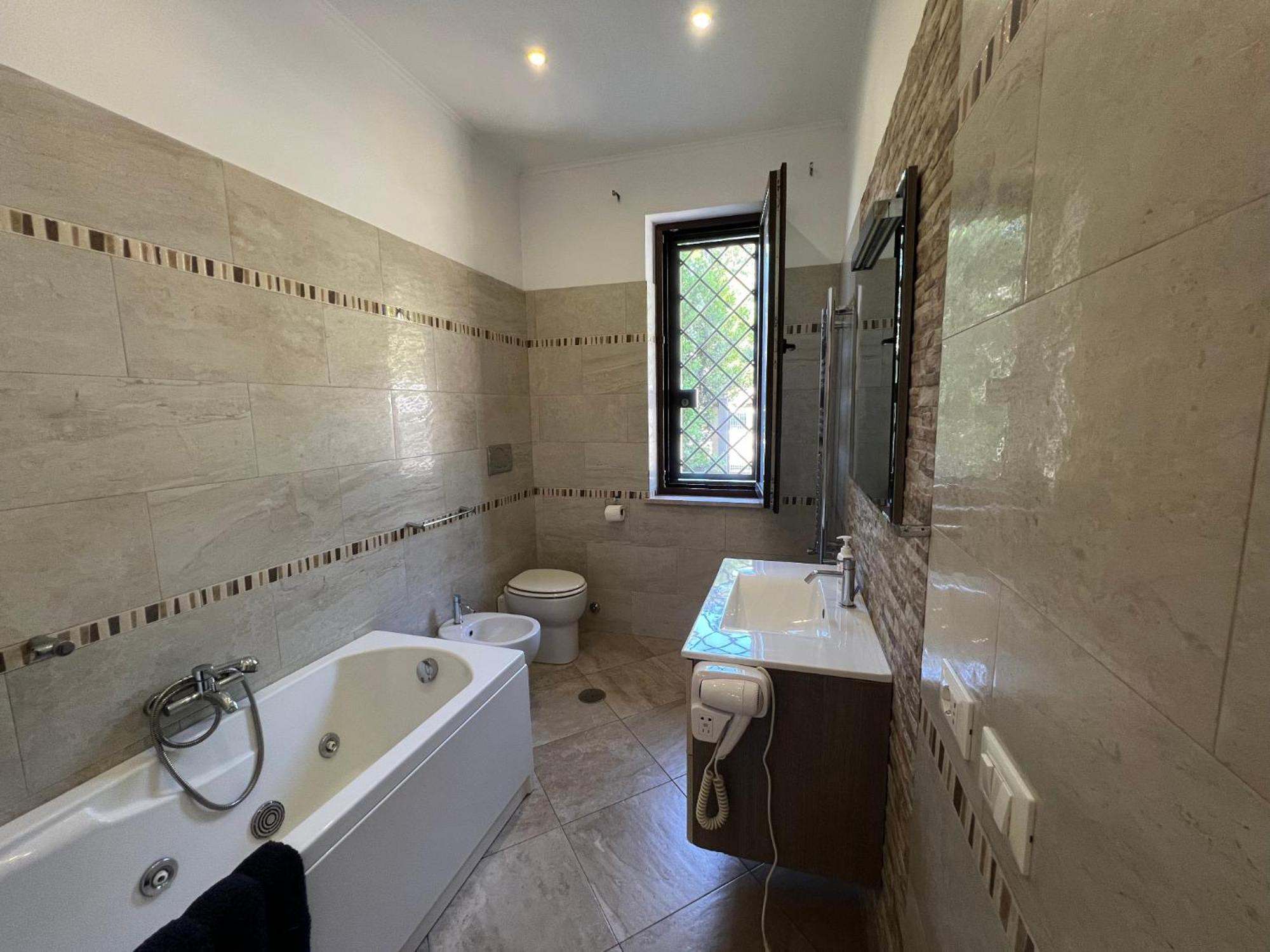 -5 Min From Bus Stop-free Parking Appartamento