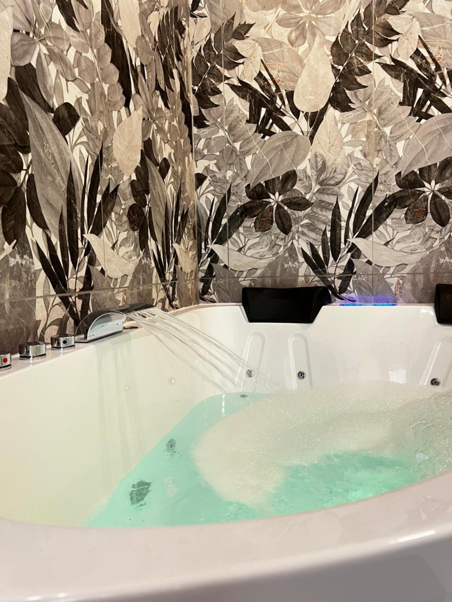 Guest house Ese Luxury - Elegant Jacuzzi Suite, Quiet&central