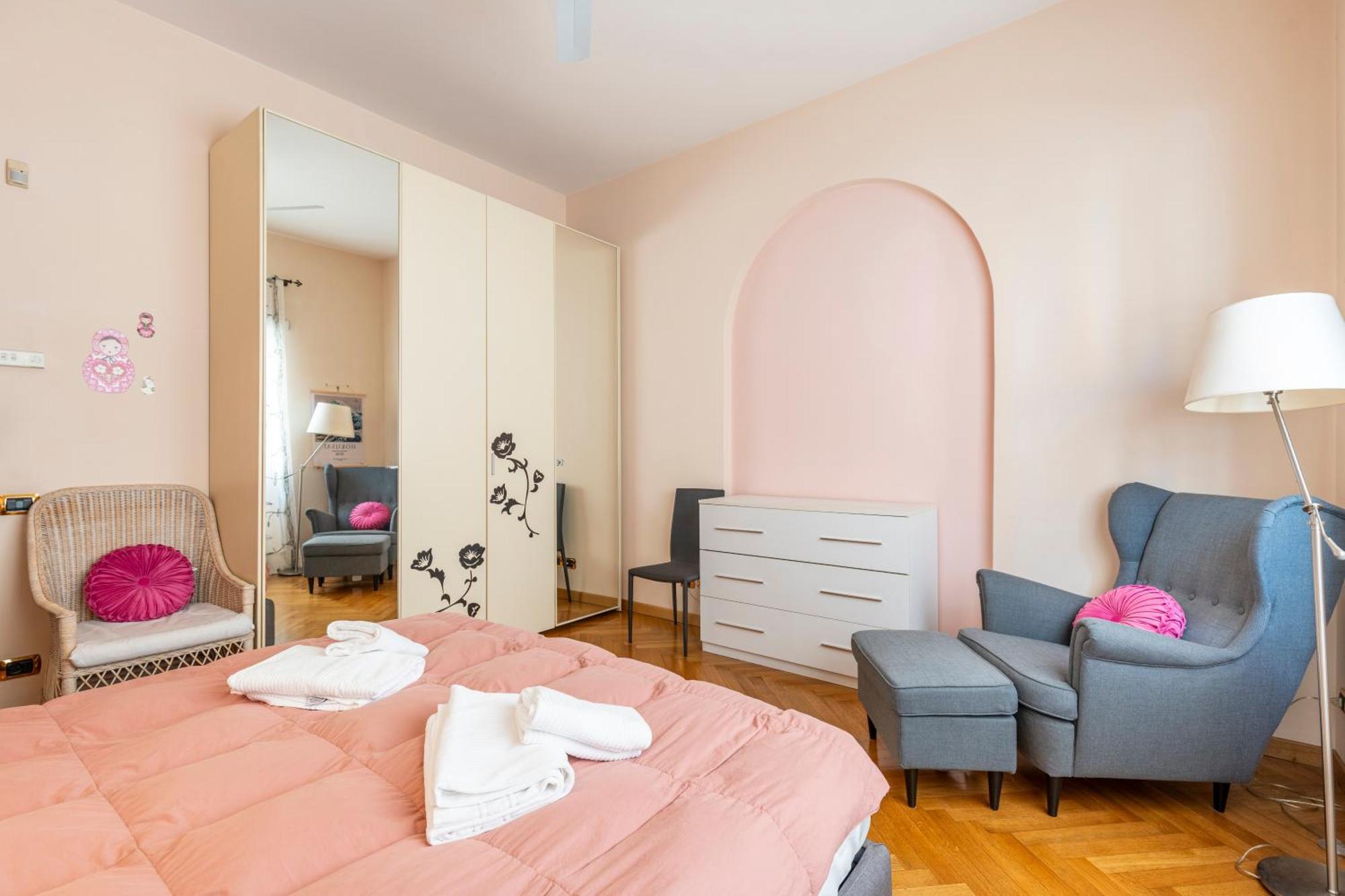 Ubaldi - 2 Stops From San Pietro Apartment *