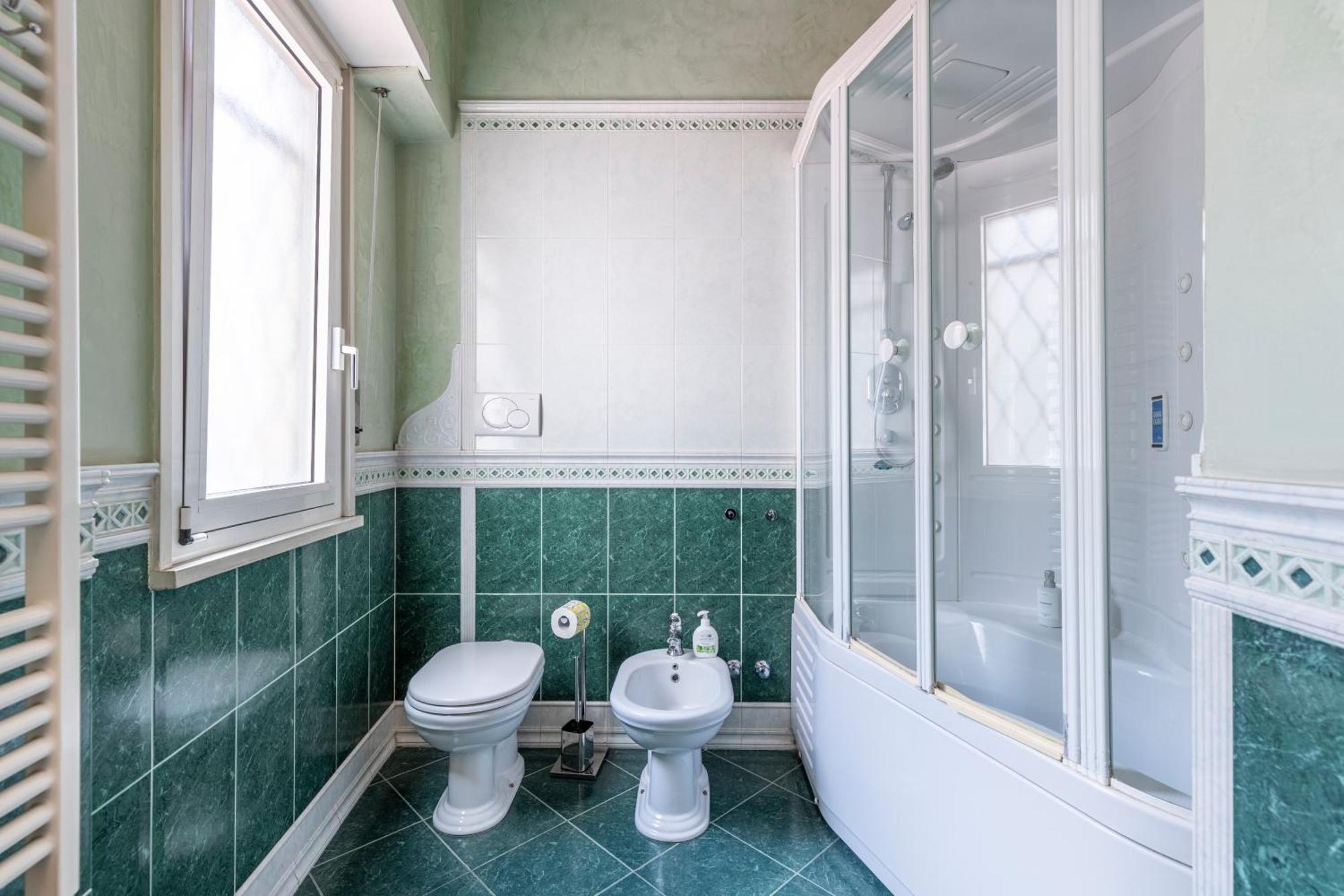 Ubaldi - 2 Stops From San Pietro Apartment *