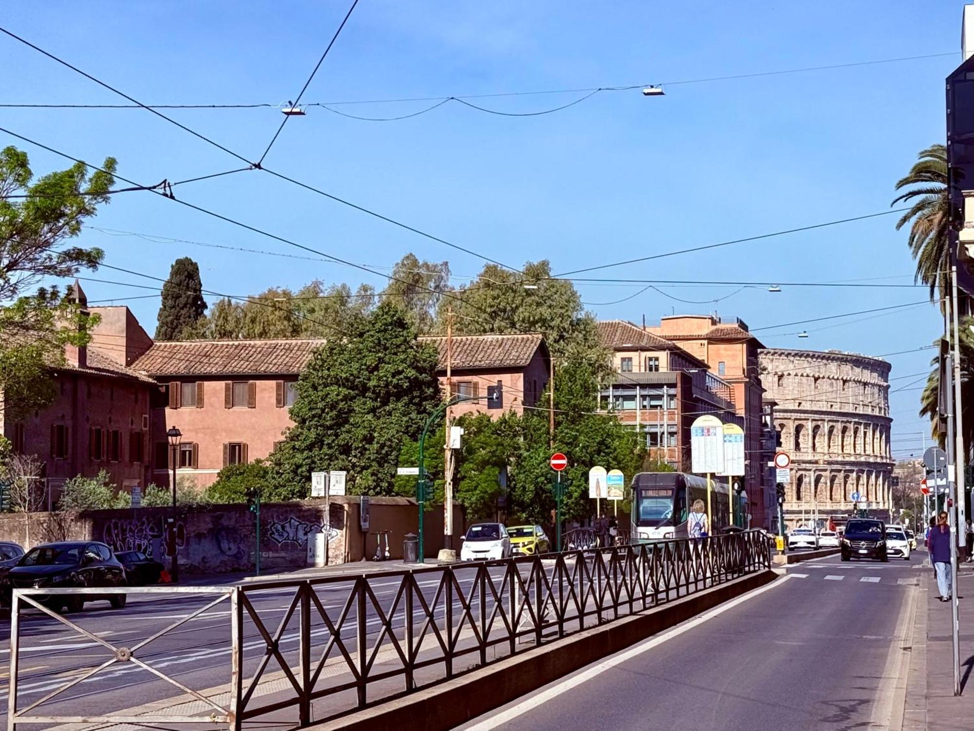 With Private Courtyard - Colosseum & Forum Apartment Rome