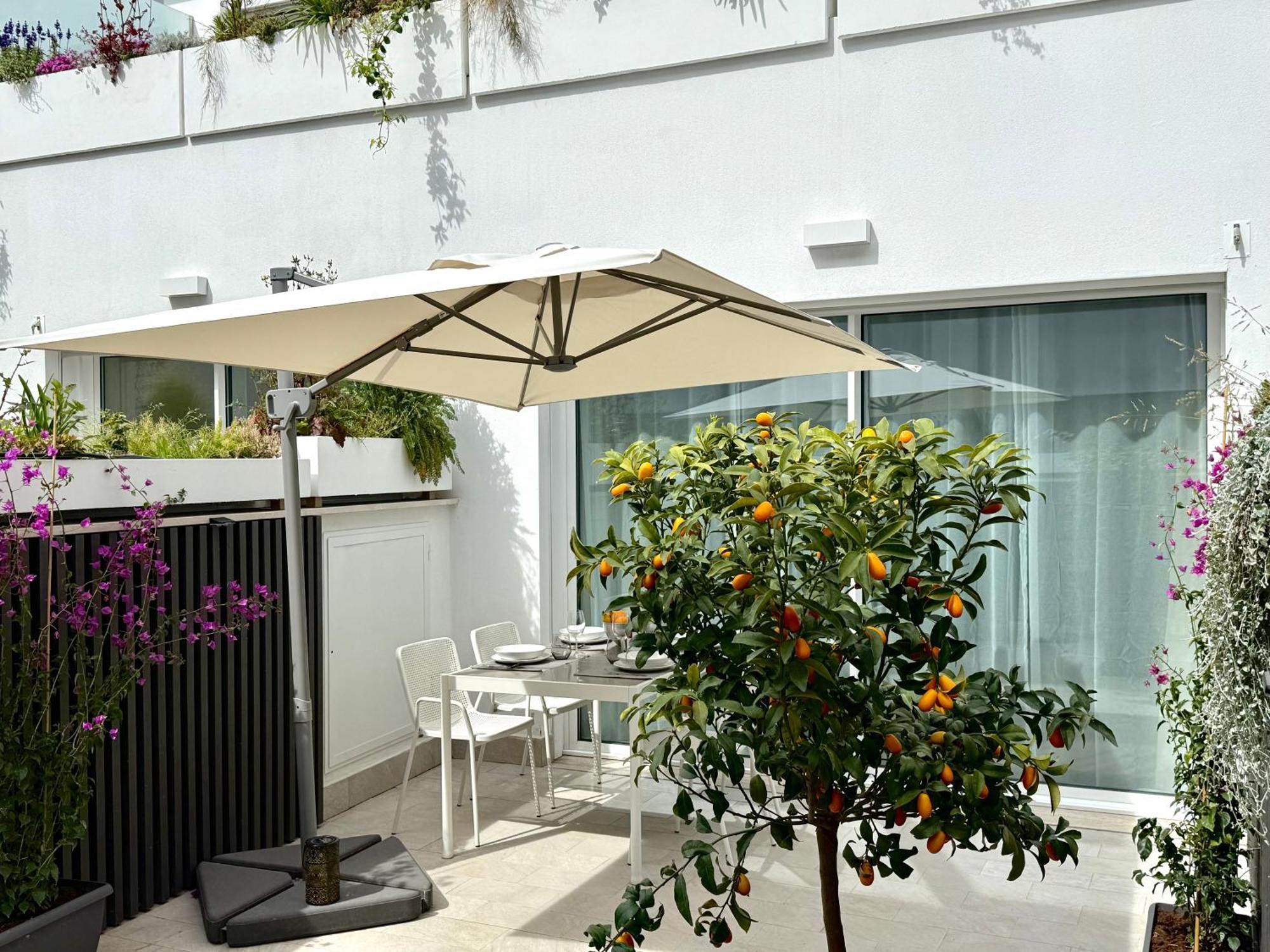 With Private Courtyard - Colosseum & Forum Apartment Rome