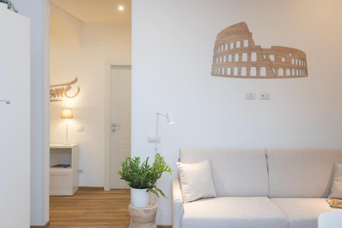 Colosseum Holidays - Three-bedroom Apartment *